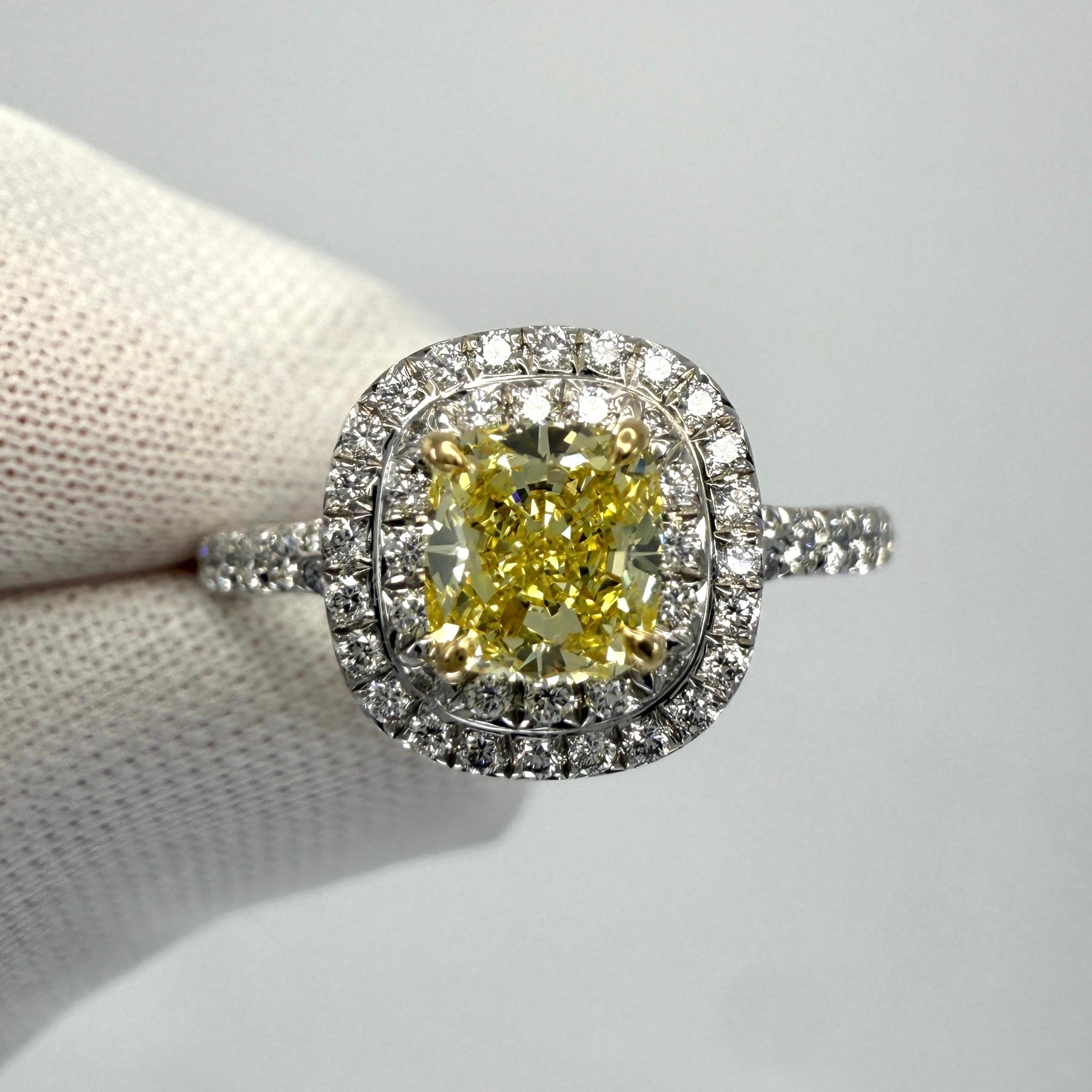Taglio cuscino 1,02 carati Tiffany & Co. Anello con diamante giallo intenso in oro e platino Soleste Halo in vendita