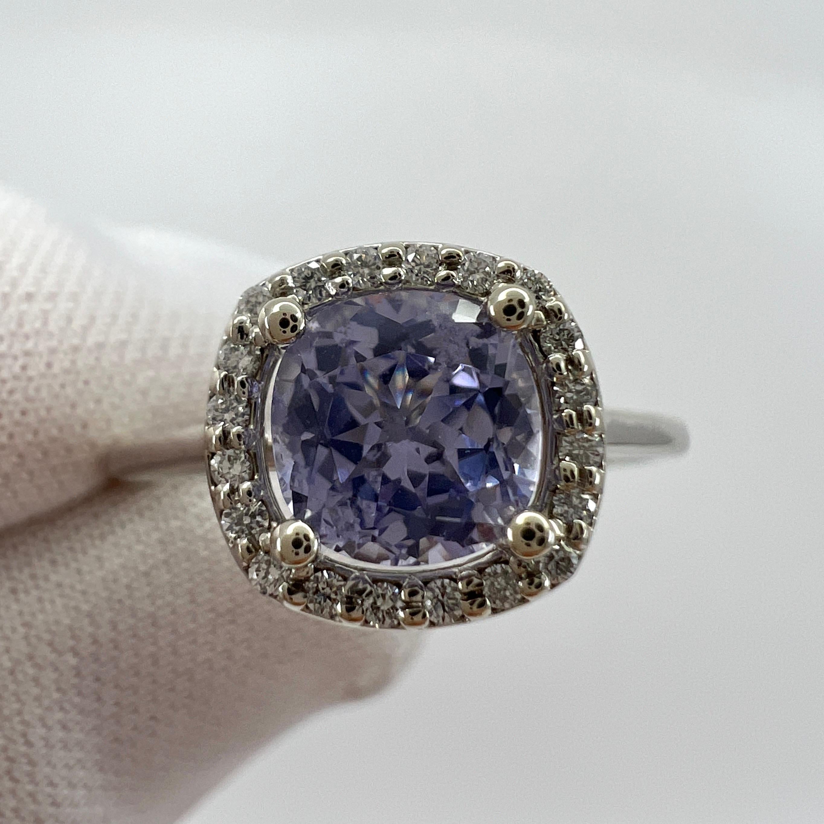 Cushion Cut Vivid Lilac Purple Spinell und Diamant 18k Weißgold Halo Ring.

1,02 Karat natürlicher Spinell mit einer einzigartigen lebendigen lilafarbenen Farbe und sehr guter Klarheit. Sauberer Stein mit nur einigen kleinen natürlichen