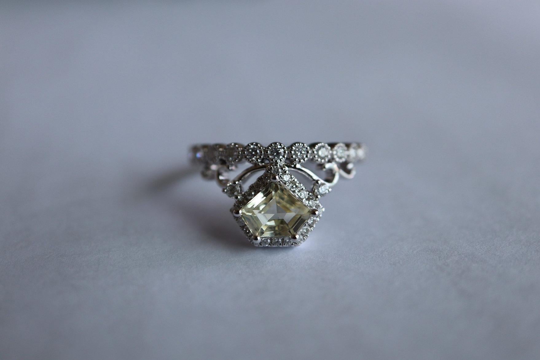 Art Deco 1.02Ct yellow sapphire and diamond ring in 18k solid gold For Sale