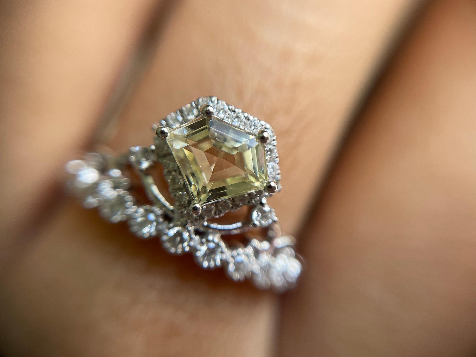1.02Ct yellow sapphire and diamond ring in 18k solid gold In New Condition For Sale In Singapore, SG