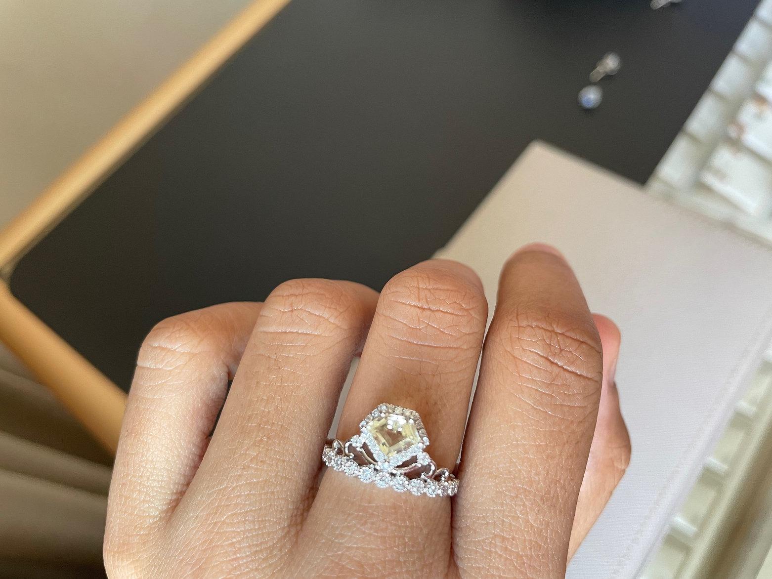 Women's 1.02Ct yellow sapphire and diamond ring in 18k solid gold For Sale