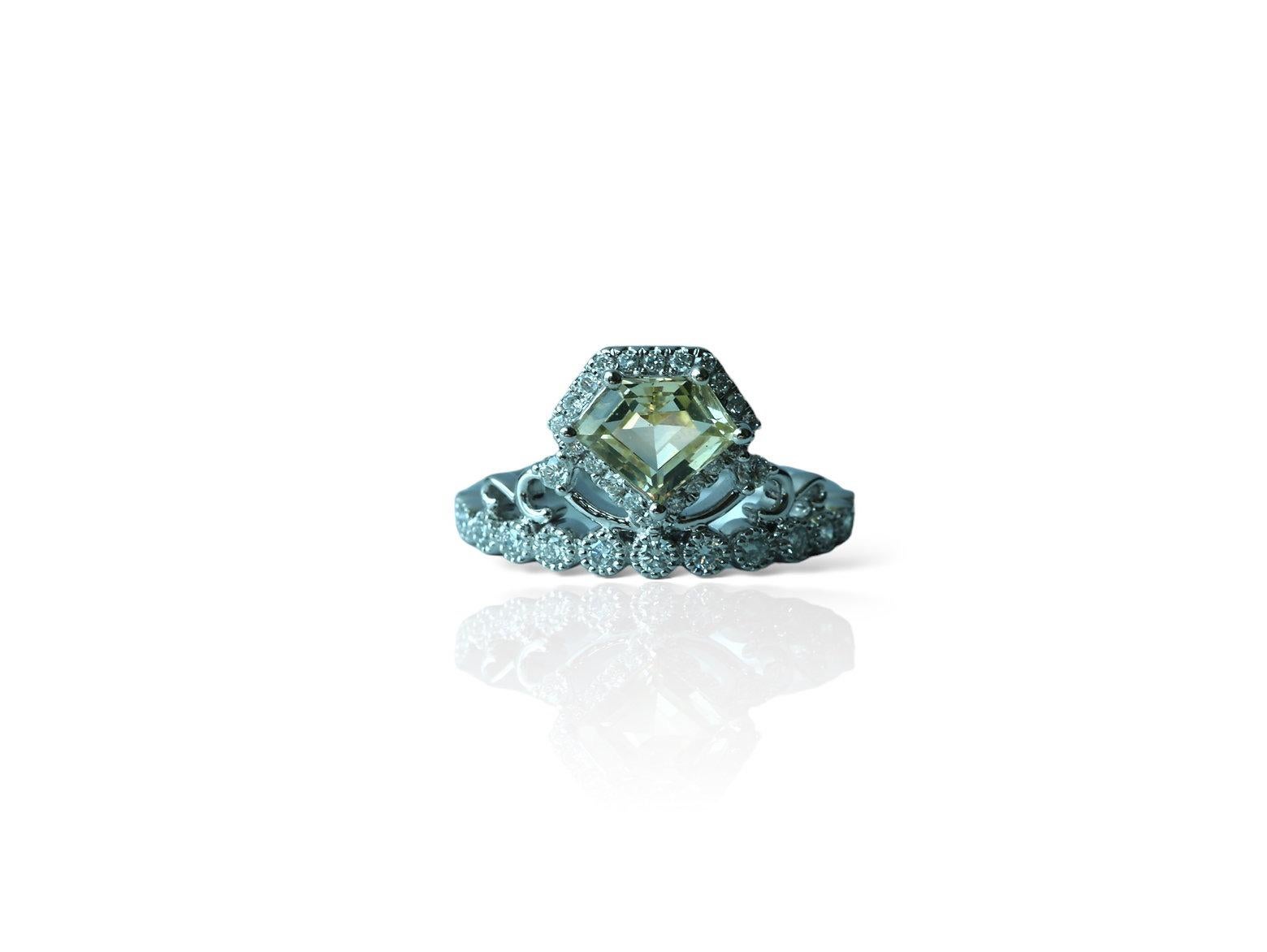 1.02Ct yellow sapphire and diamond ring in 18k solid gold For Sale 1