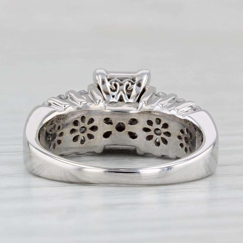Taille ronde Bague de fiançailles en or blanc 14 carats avec grappe de diamants de 1,02 ctw, taille 5,5 en vente