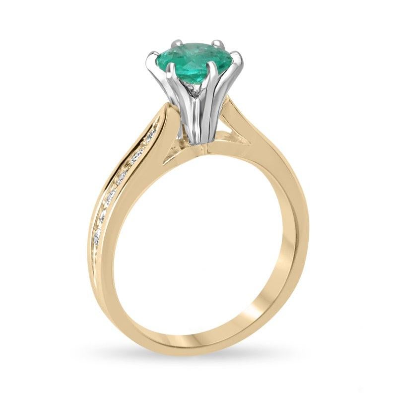 Abbellisciti con il nostro anello con smeraldo e diamante, caratterizzato da uno smeraldo verde vivo a taglio rotondo incastonato in una montatura a sei punte che ne mette in evidenza l'eccellente lucentezza. Il gambo è splendidamente disegnato con
