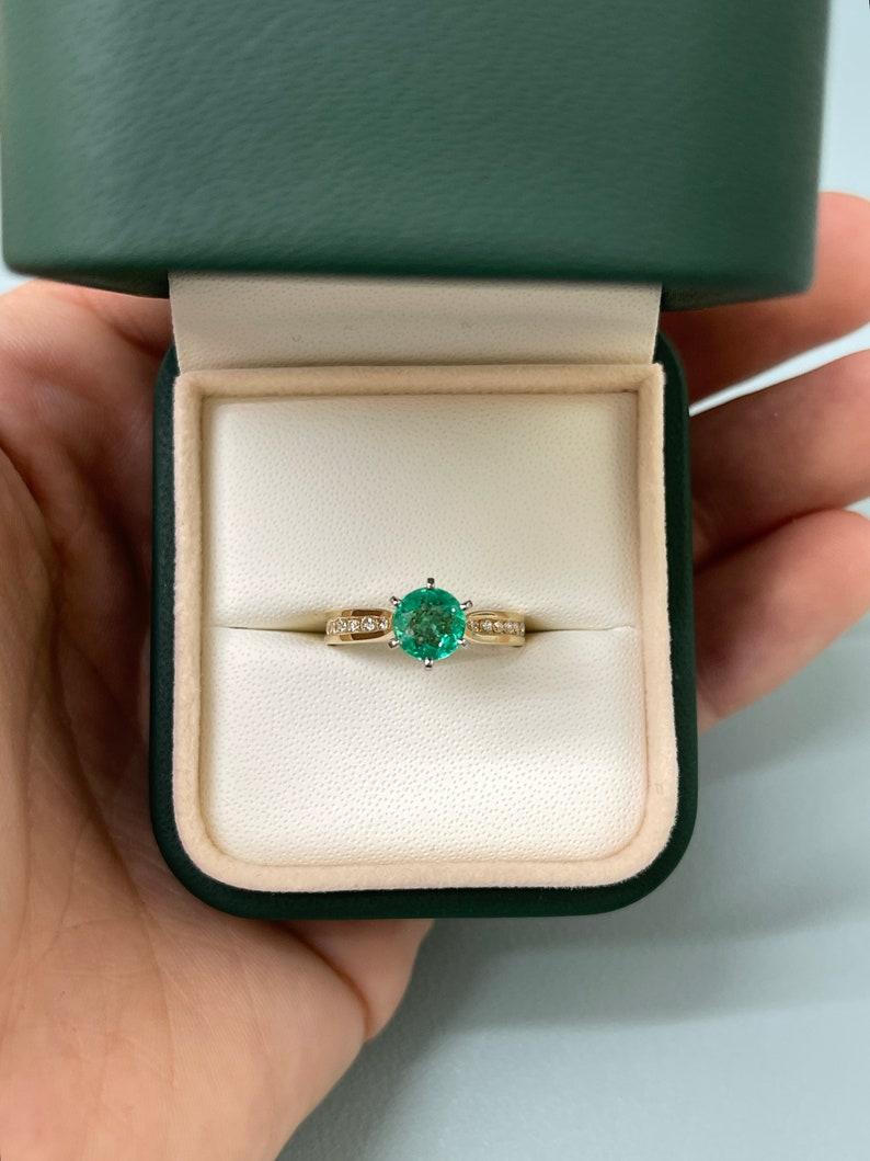 Moderno Anello con smeraldo colombiano rotondo e diamanti da 1,02tcw 14 carati - Greene & Greene Greene bicolore in vendita