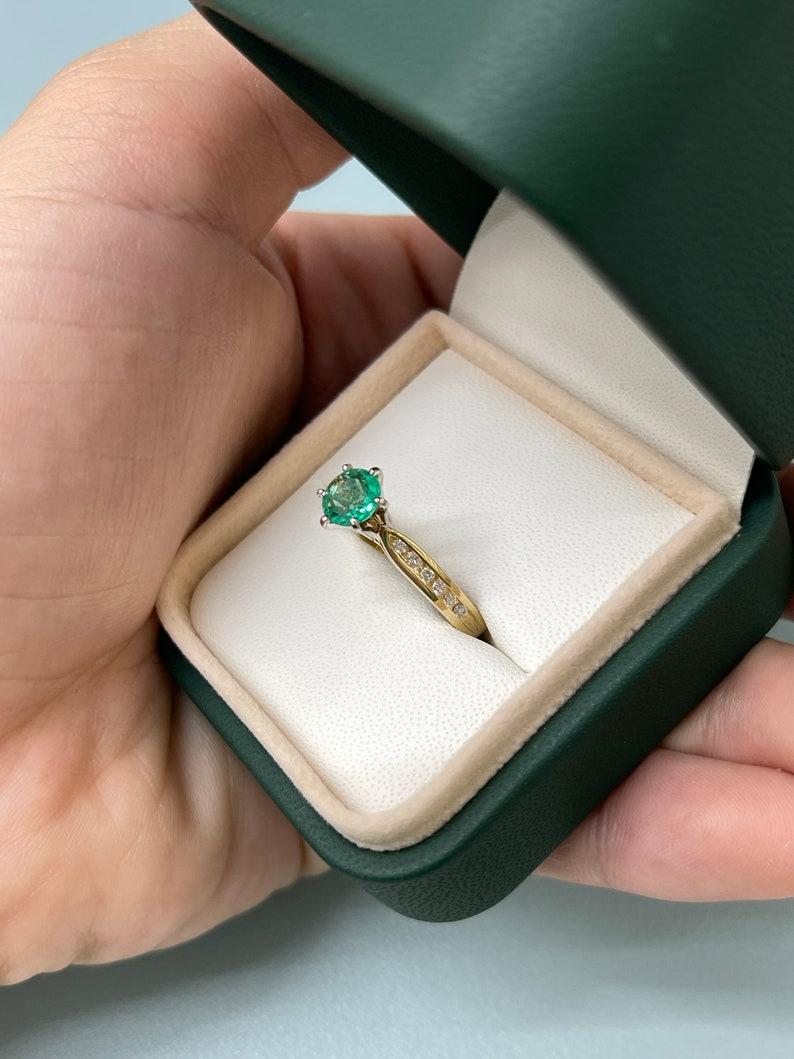 Taglio rotondo Anello con smeraldo colombiano rotondo e diamanti da 1,02tcw 14 carati - Greene & Greene Greene bicolore in vendita