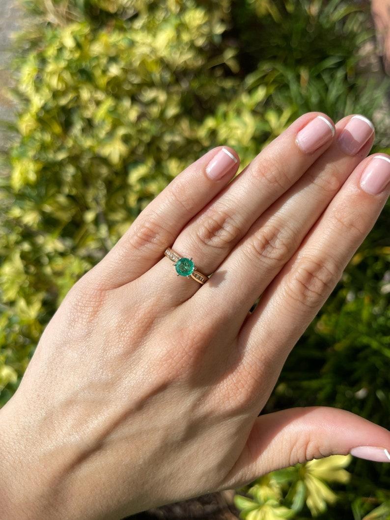 Anello con smeraldo colombiano rotondo e diamanti da 1,02tcw 14 carati - Greene & Greene Greene bicolore in vendita 1