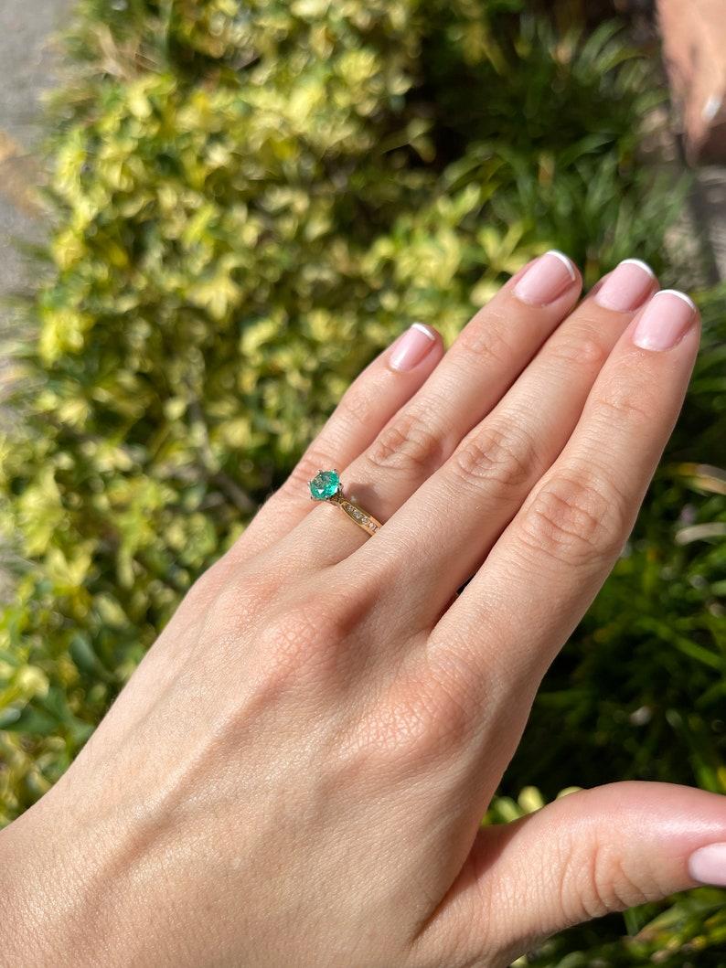 Anello con smeraldo colombiano rotondo e diamanti da 1,02tcw 14 carati - Greene & Greene Greene bicolore in vendita 2