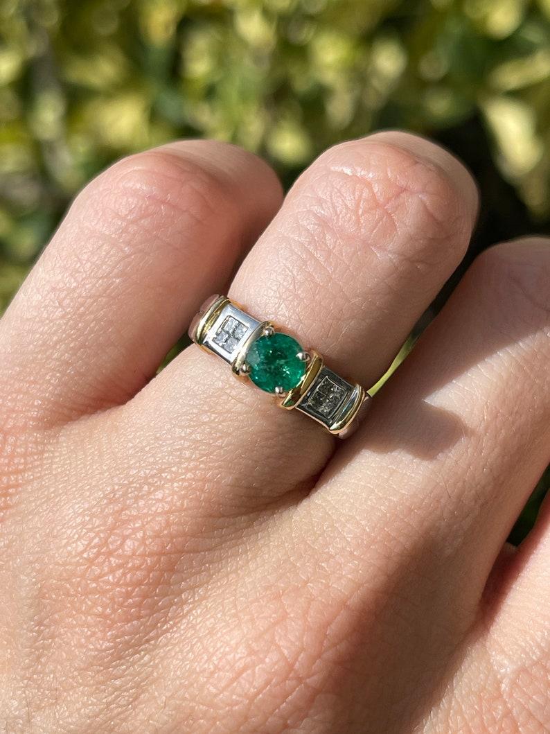 1.02tcw 18K Round Emerald & Princess Diamond Ring - Rich Green Two-Tone Gold For Sale 4