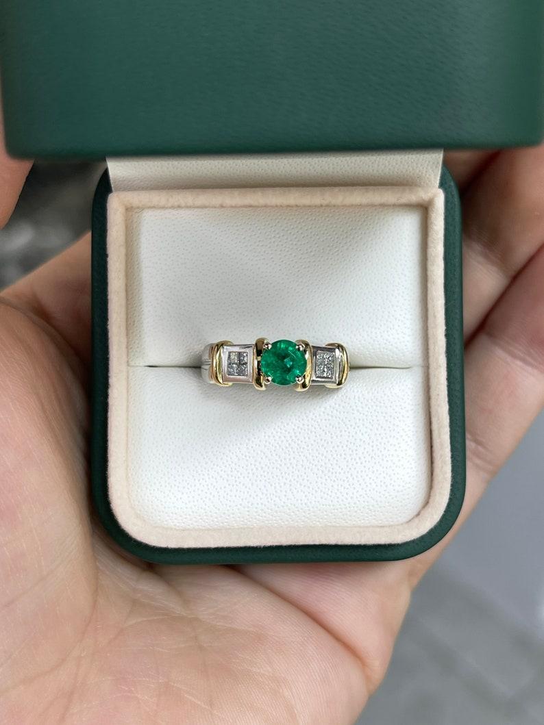 Modern 1.02tcw 18K Round Emerald & Princess Diamond Ring - Rich Green Two-Tone Gold For Sale