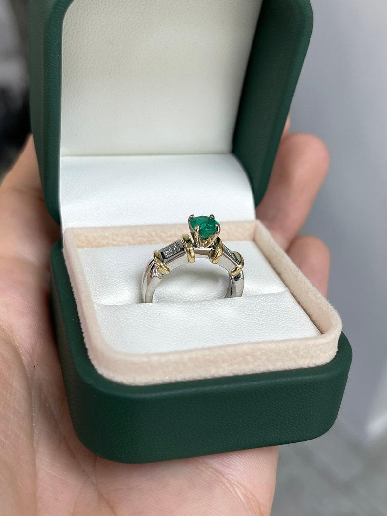 1.02tcw 18K Round Emerald & Princess Diamond Ring - Rich Green Two-Tone Gold In New Condition For Sale In Jupiter, FL