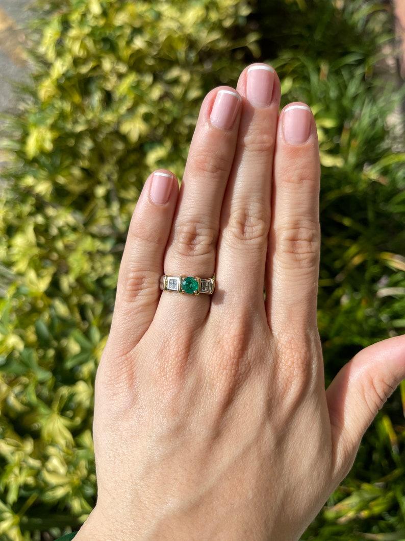 1.02tcw 18K Round Emerald & Princess Diamond Ring - Rich Green Two-Tone Gold For Sale 1