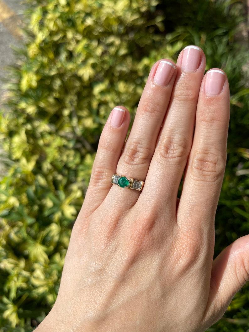 1.02tcw 18K Round Emerald & Princess Diamond Ring - Rich Green Two-Tone Gold For Sale 2
