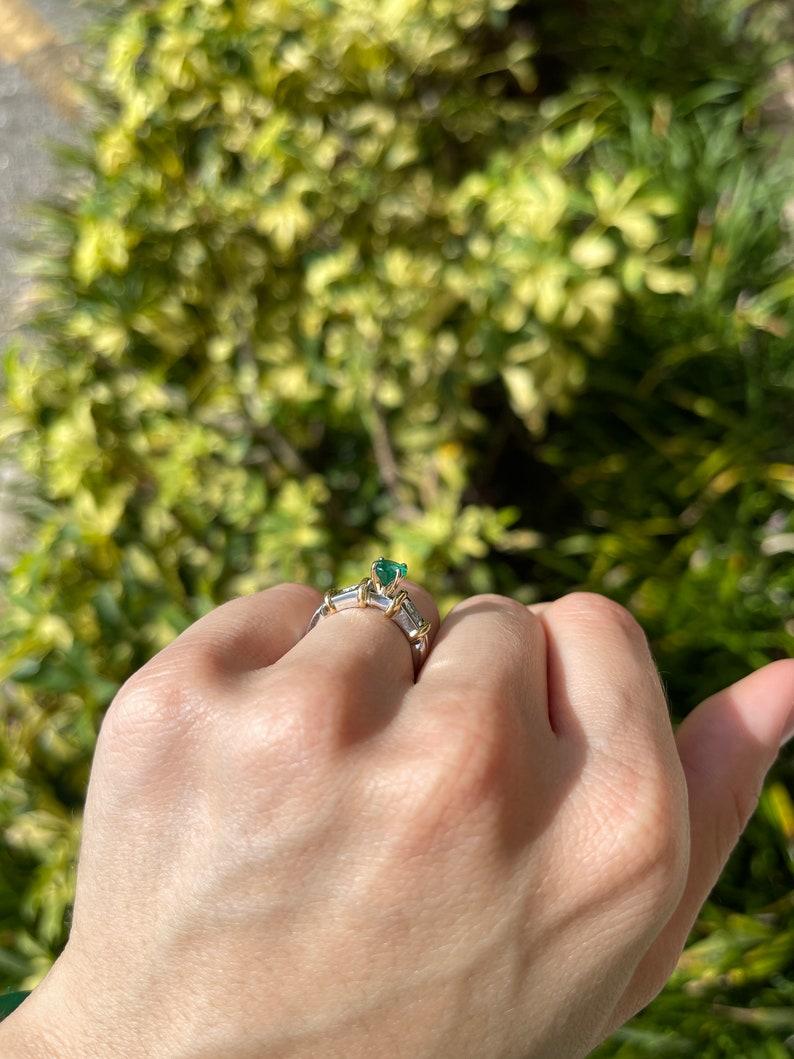 1.02tcw 18K Round Emerald & Princess Diamond Ring - Rich Green Two-Tone Gold For Sale 3