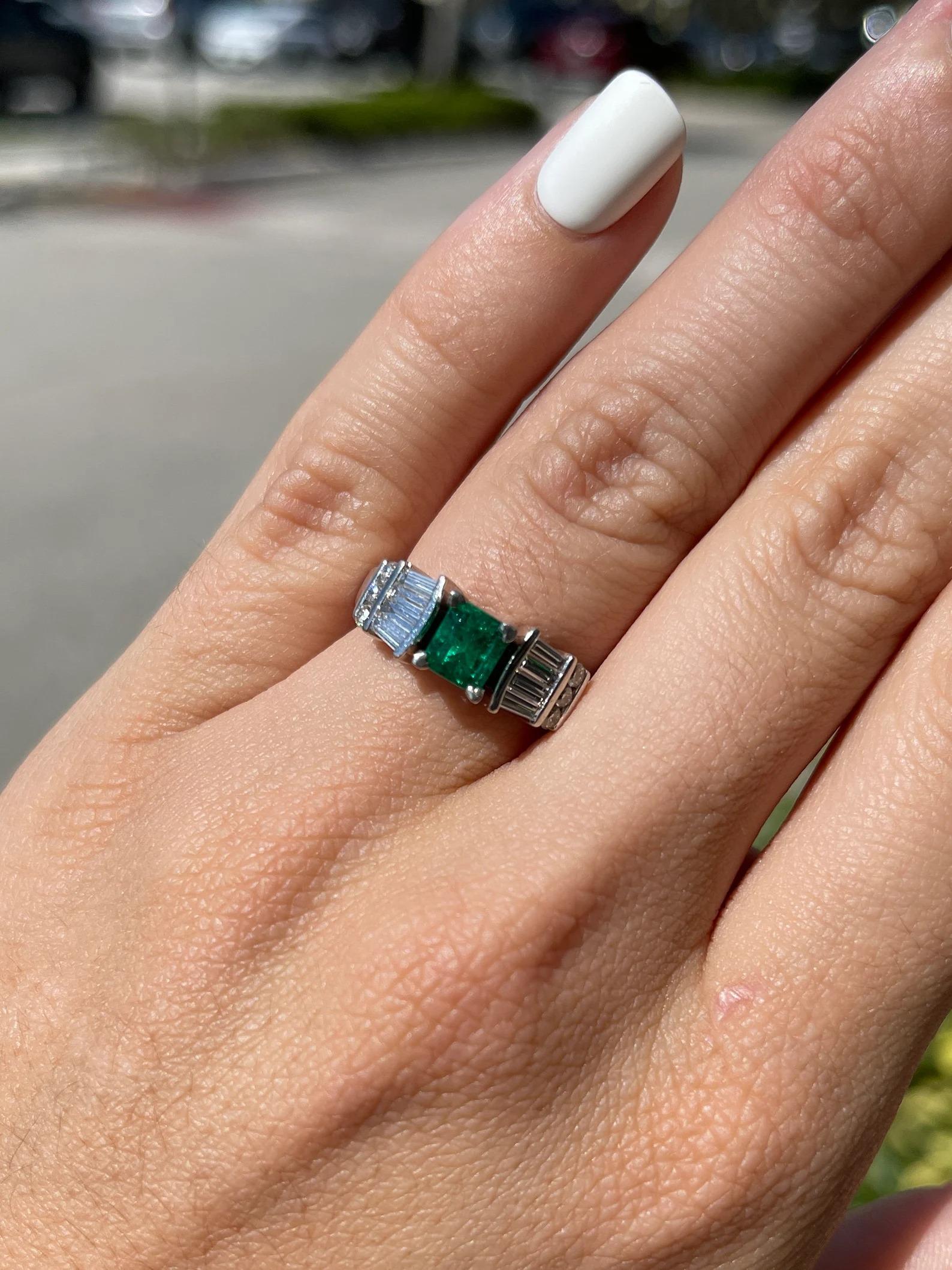 1.02tcw AAA Fine Quality Rich Green Colombian Emerald & Diamond Engagement Plat In New Condition For Sale In Jupiter, FL