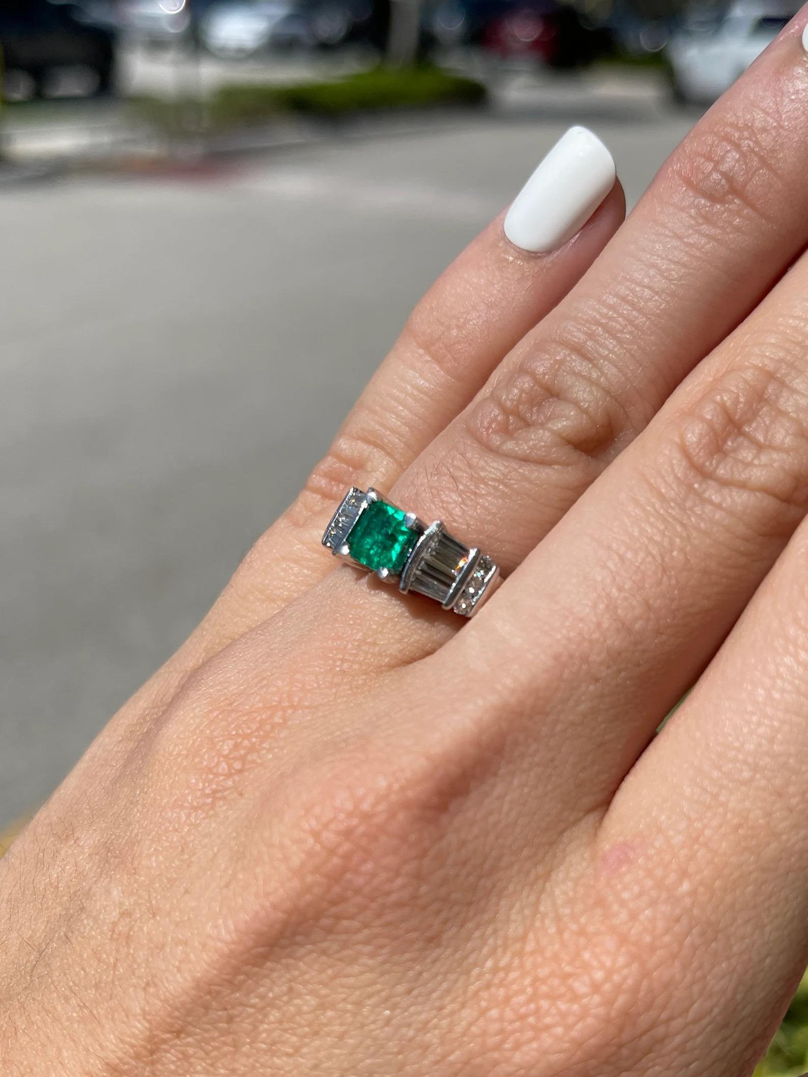 Women's 1.02tcw AAA Fine Quality Rich Green Colombian Emerald & Diamond Engagement Plat For Sale
