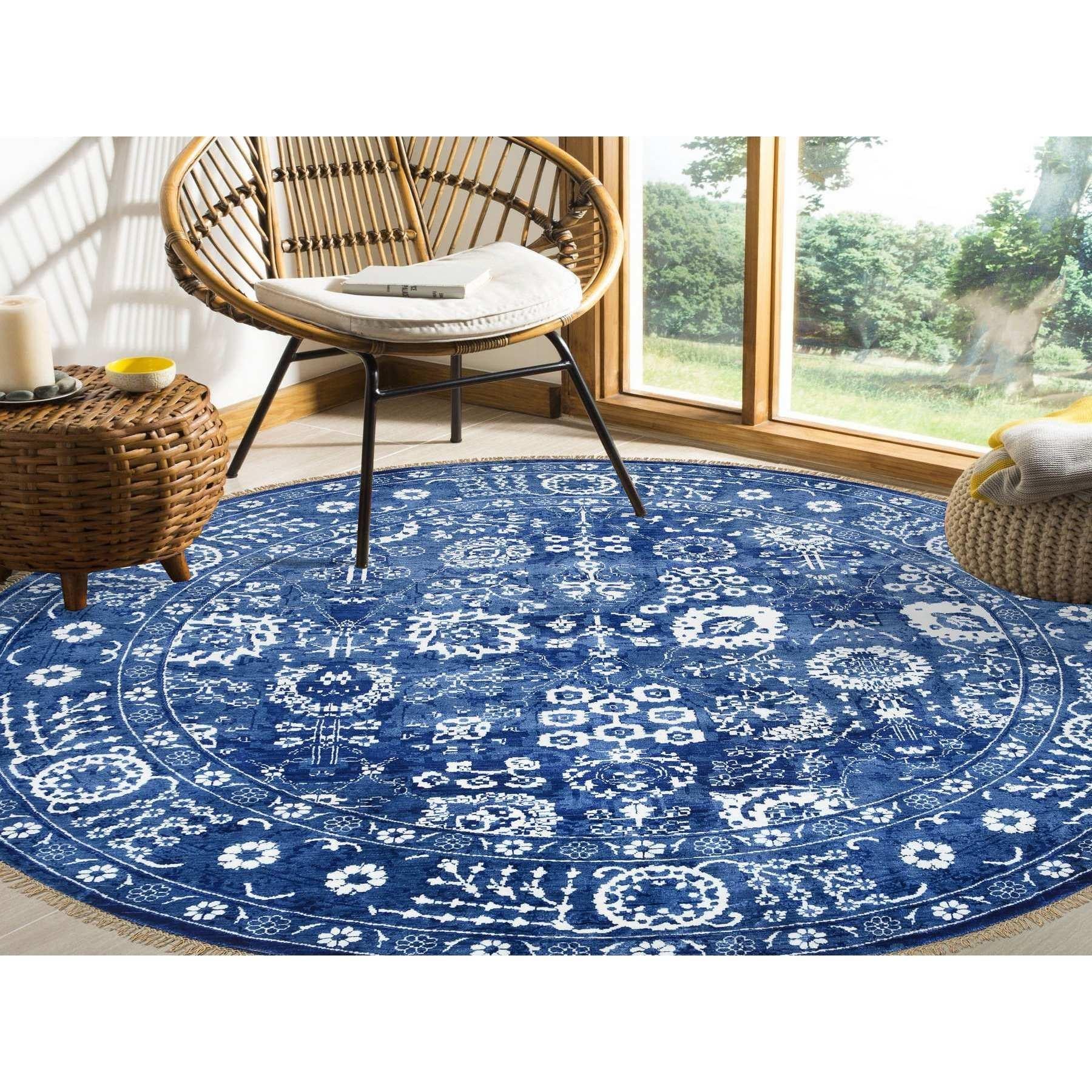 Il s'agit d'un véritable tapis d'Orient bleu denim, Tabriz avec motifs ton sur ton, laine et soie noués à la main, de forme ronde. Il a été noué pendant des mois et des mois selon des techniques de tissage séculaires par des artisans