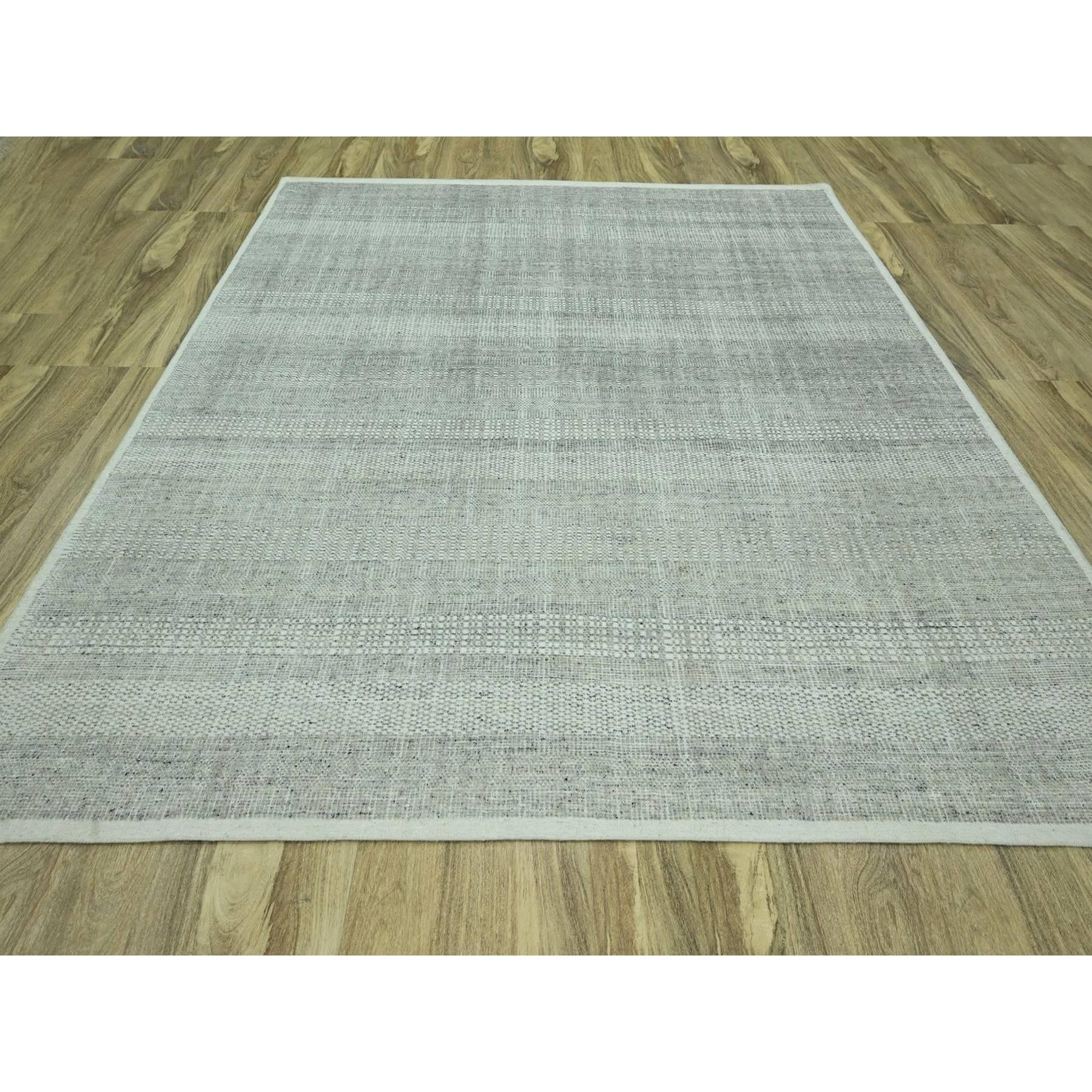 Mittelgrau, strapaziertes und oxidiertes Gras-Design mit freiliegenden Kettfäden, reine Wolle, handgeknüpft, quadratisch, Orientteppich
Primäre MATERIALIEN: Wolle
Latex: Kein Flor 
Höhe: 0,25 Zoll
Stil: AM Contemporary
Grundfarbe: