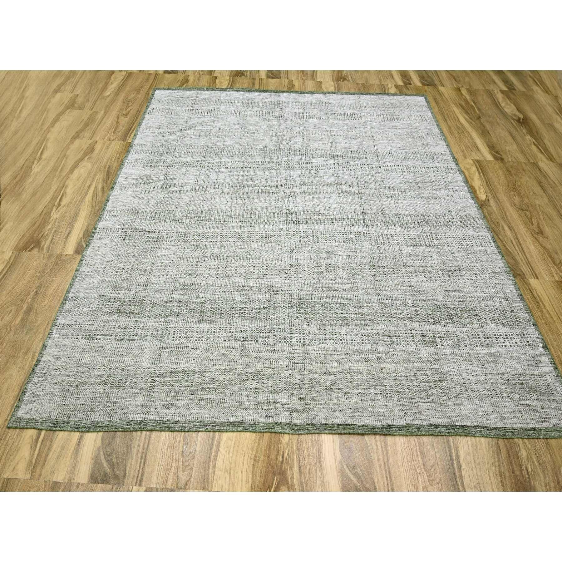 Verde Pino con Blanco Vista, Diseño de Hierba Oxidada y Envejecida con Urdimbres Expuestas, Lana Pura, Anudada a Mano, Cuadrada, Alfombra Oriental
Materiales primarios: Lana
Látex: Sin pelo 
altura: 0,25 Pulgadas
Estilo: Contemporáneo
Color