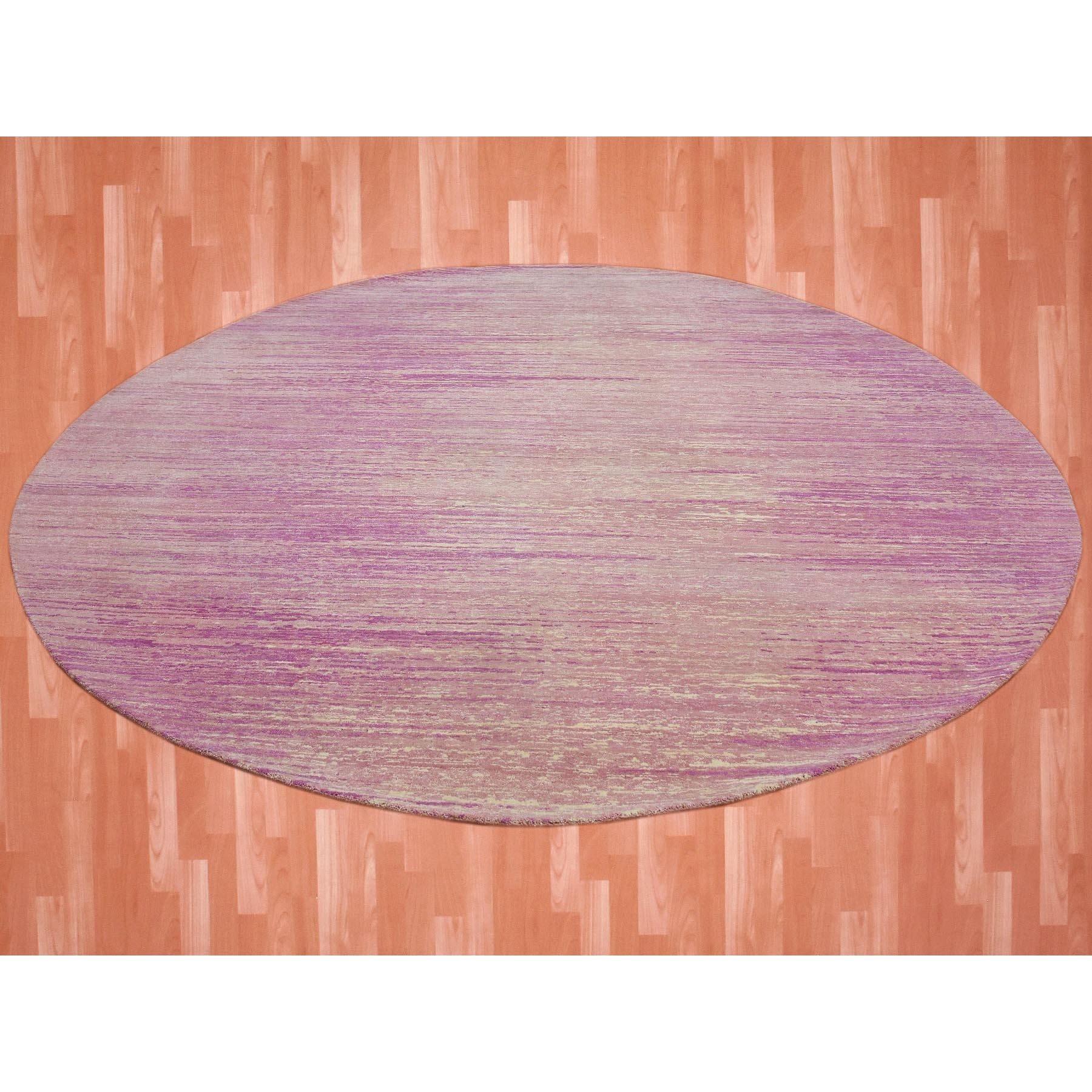 Tapis rond oriental noué à la main, épais et pelucheux, à design horizontal ombré rose avec des touches d'ivoire, en laine vierge uniquement
Matières premières : Laine
Latex : Pas de poils 
hauteur : 0,25 pouces
Style : Transitionnel
Couleur