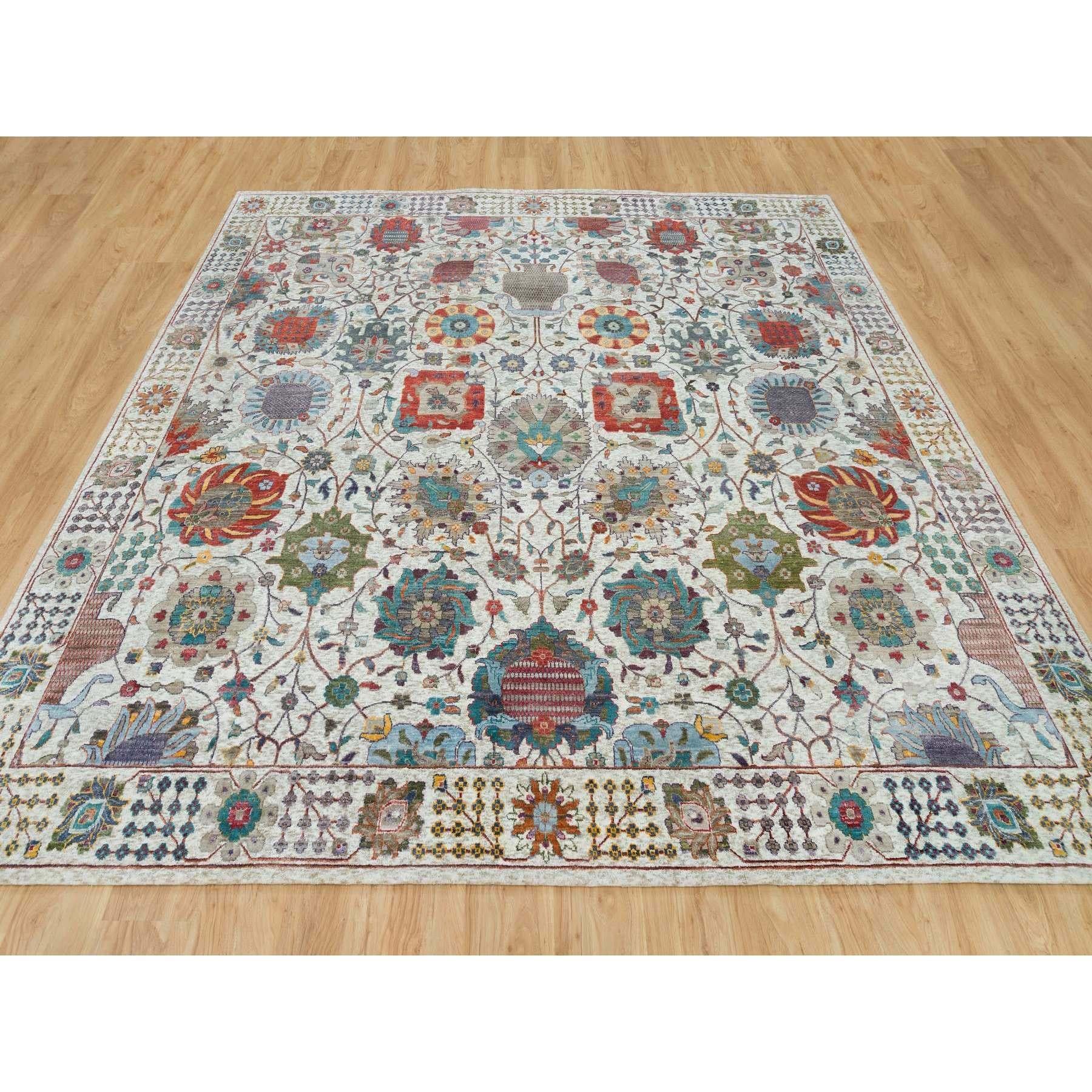 Elfenbein, Tabriz Vase mit Blumenmuster, Seide mit strukturierter Wolle, Handgeknüpft, Quadratischer Orientteppich
Primäre MATERIALIEN: Wolle & Seide
Latex: Kein Flor 
Höhe: 0,25 Zoll
Stil: Transitional
Grundfarbe: Elfenbein
Sekundäre Farben: Teal