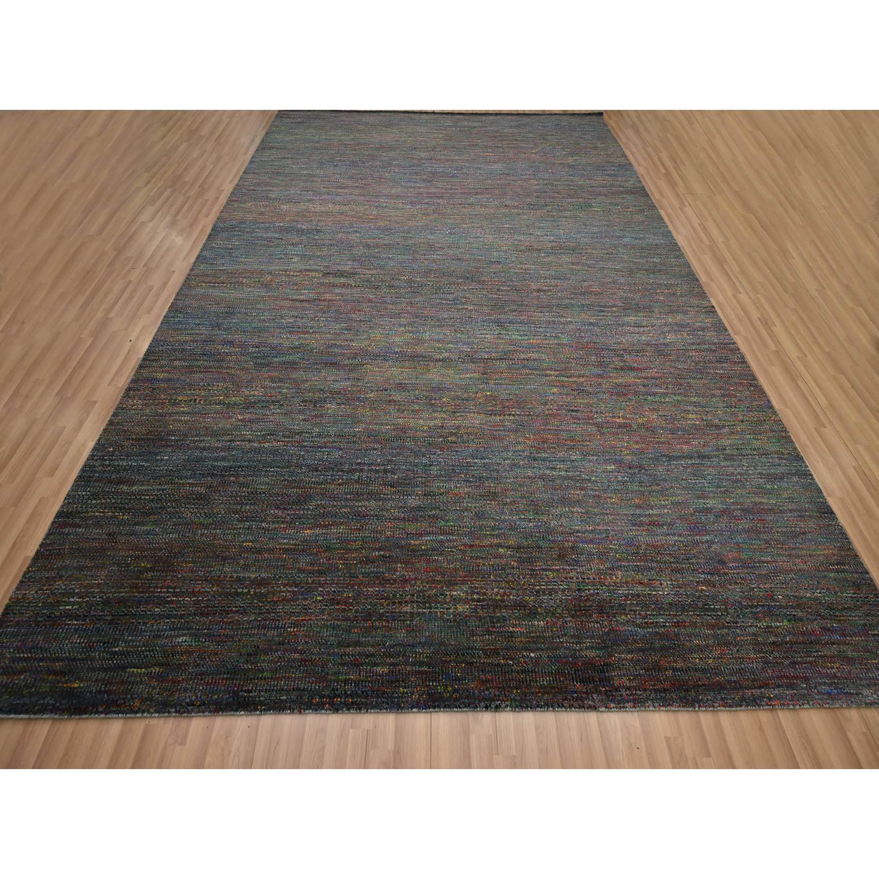 Gris anthracite, Moderne, Noué à la main, Design/One coloré, Laine et soie, Ton sur ton, Velours doux, Tapis d'Orient
Matériaux primaires : Laine et soie
Latex : Pas de poils 
hauteur : 0,25 pouces
Style : Contemporain
Couleur primaire :