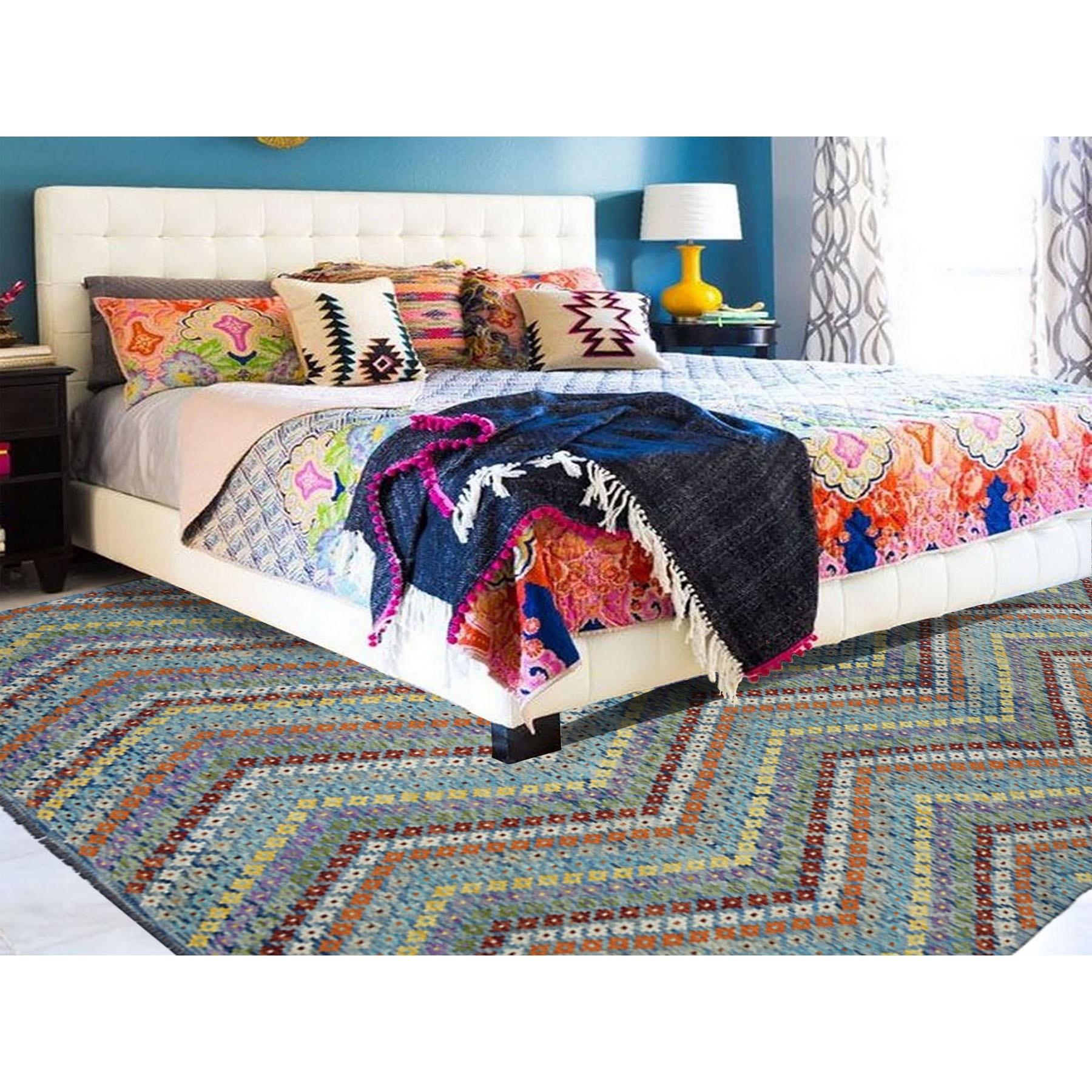 Si tratta di un autentico esemplare unico di Rug & Kilim afgano colorato in pura lana intrecciata a mano. È stato tessuto per mesi e mesi secondo le secolari tecniche di tessitura persiane da esperti