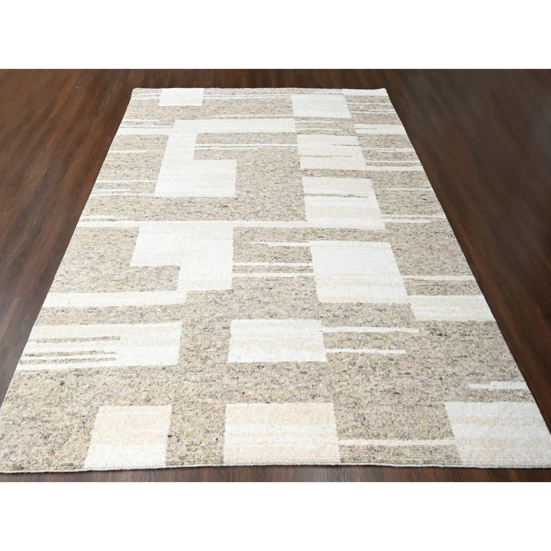 Il s'agit d'une véritable pièce unique en laine naturelle, ton sur ton, abrasion naturelle, poil doux, texture épaisse, nouée à la main, tapis d'Orient. Il a été noué pendant des mois et des mois selon des techniques de tissage séculaires par des