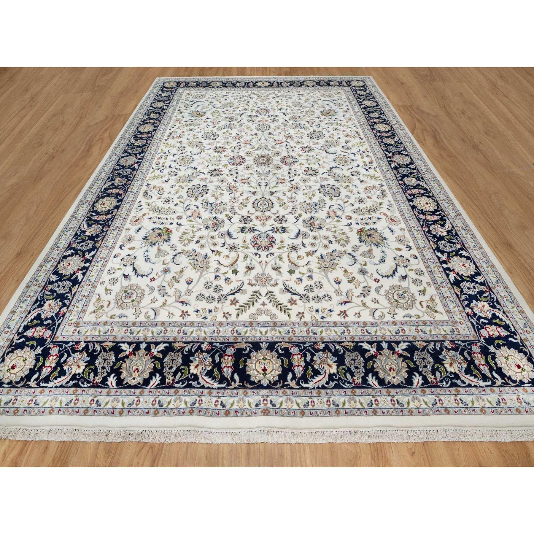 Blanc d'albâtre, laine et soie, Nain avec motifs floraux, 250 KPSI, noué à la main, tapis d'Orient
Matériaux primaires : Laine et soie
Latex : Pas de poils 
hauteur : 0,25 pouces
Style : Traditionnel
Couleur primaire : Ivoire
Couleurs secondaires :