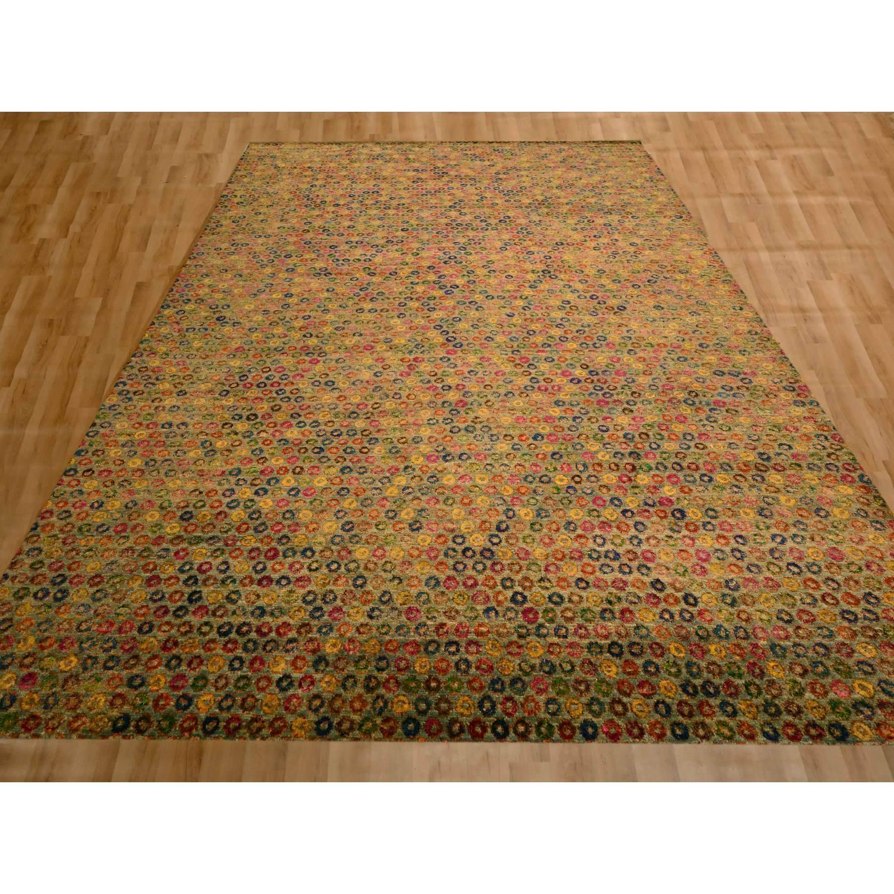 Amarillo Dorado, LOS BOTONES, Lana y Seda Sari, Anudada a Mano, Suave al Tacto, Alfombra Oriental
Materiales principales: Lana y seda de sari
Látex: Sin pelo 
altura: 0,25 Pulgadas
Estilo: Contemporáneo
Color principal: Amarillo
Colores secundarios: