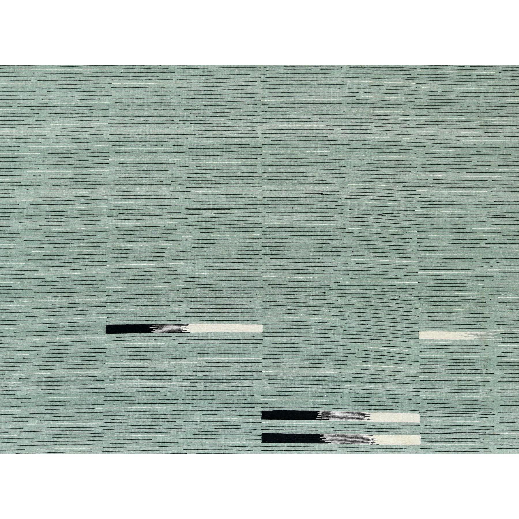 Il s'agit d'un véritable tapis d'Orient réversible en laine organique Kilim, tissé à la main, à motif de rayures nomades vert clair. Il a été tissé pendant des mois et des mois selon des techniques artisanales séculaires par des artisans