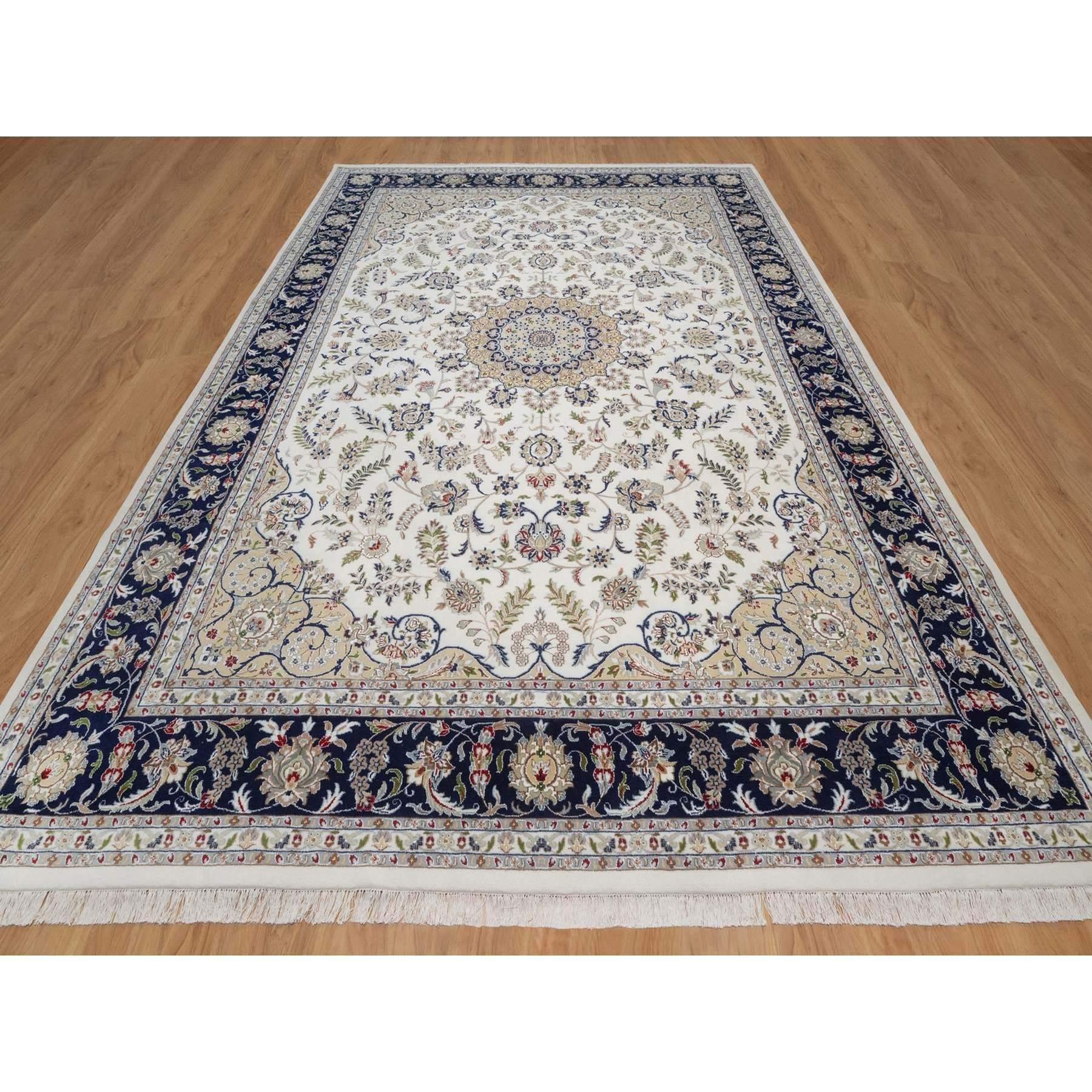 Bianco perla, Lana e seta, Nain con disegno di medaglioni floreali, Annodato a mano, 250 KPSI, Pile morbido, Tappeto orientale<br /><br />Materiali primari: Lana e setaLattex: NoAltezza del pelo: 0,25 polliciStile: TradizionaleColore primario: