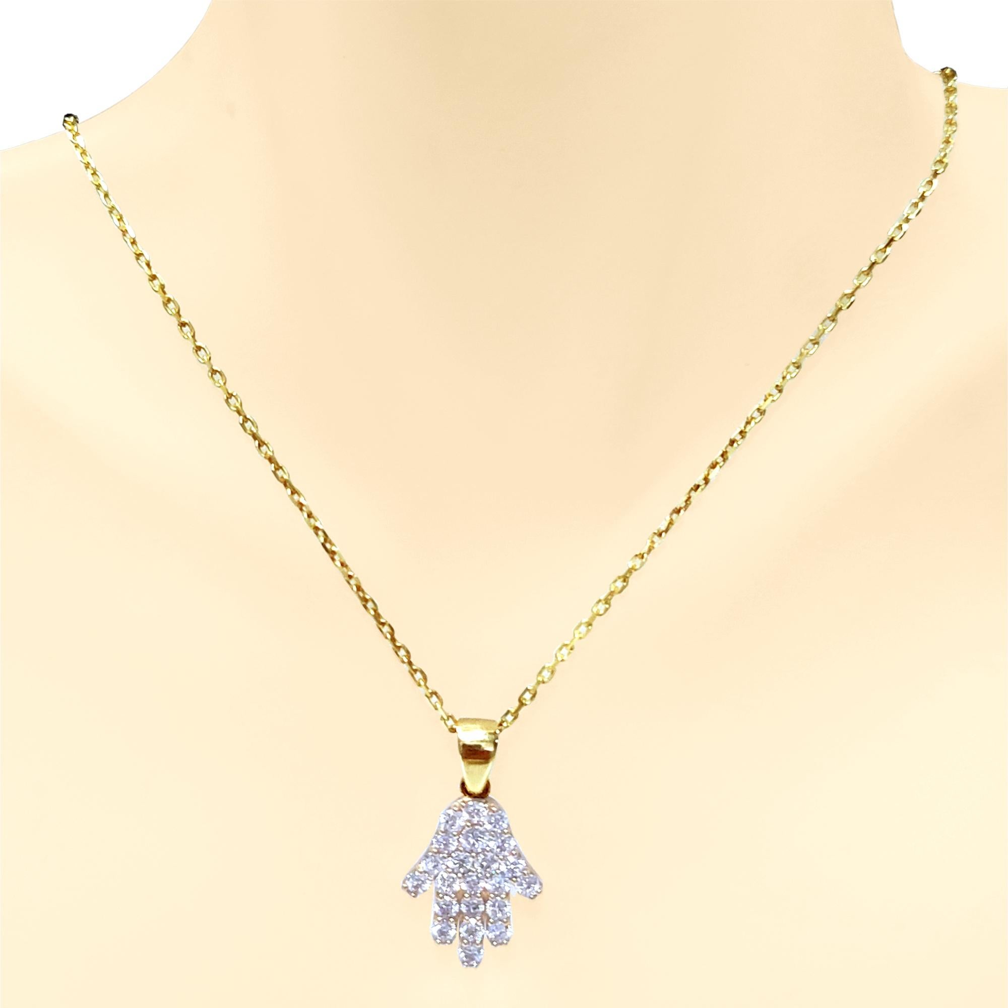 Oro de 14 quilates Precioso  Colgante de mano Hamsa de diamantes Engastado con 23 piezas de diamantes redondos  Diamantes brillantes con un peso total de 1.03 qt.
Tamaño 21mm x 11mm
Peso total del diamante: 1,03 qt
Calidad del diamante: