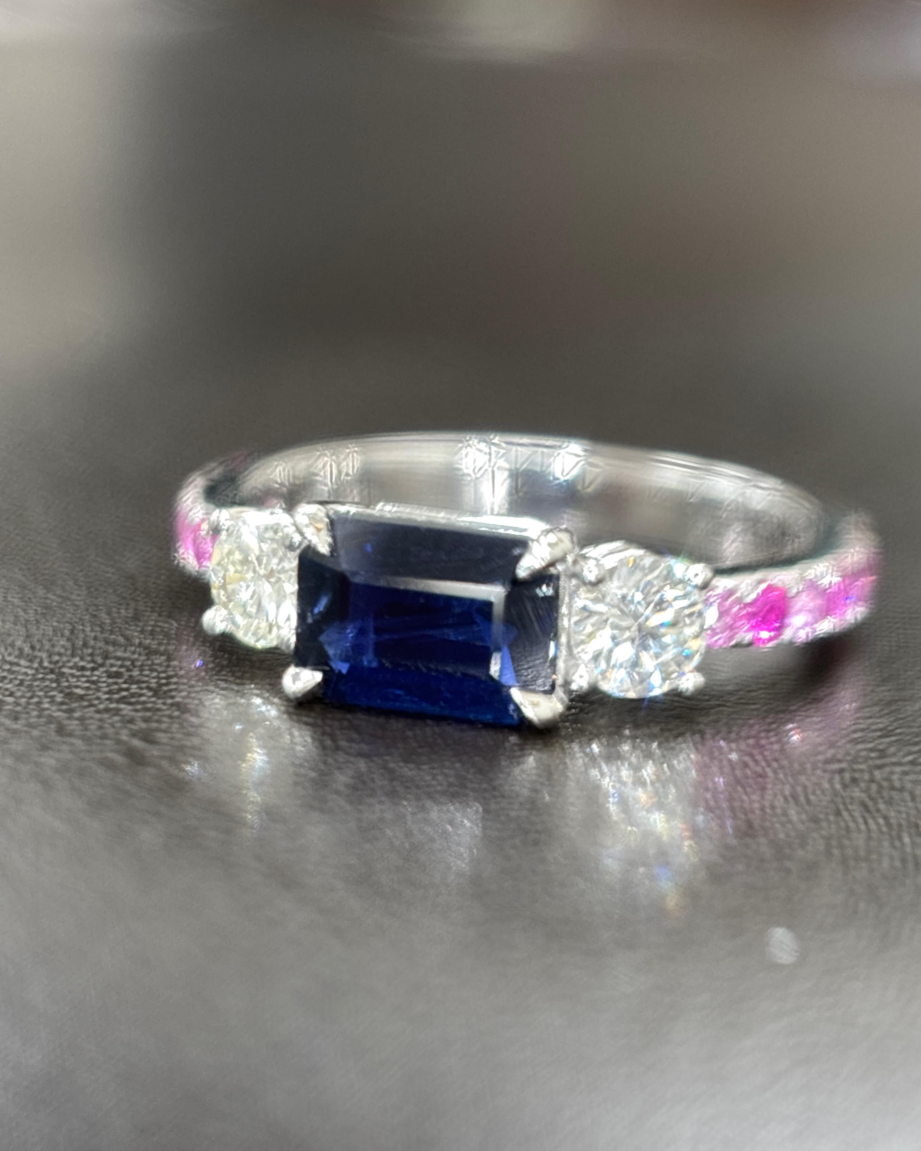 Anillo de oro con zafiro azul y rosa de Birmania sin calor de 1,03 quilates y diamante blanco

Este sofisticado anillo exhibe un excepcionalmente raro zafiro birmano sin calentar de aproximadamente 1,03 quilates. El zafiro está tallado en una