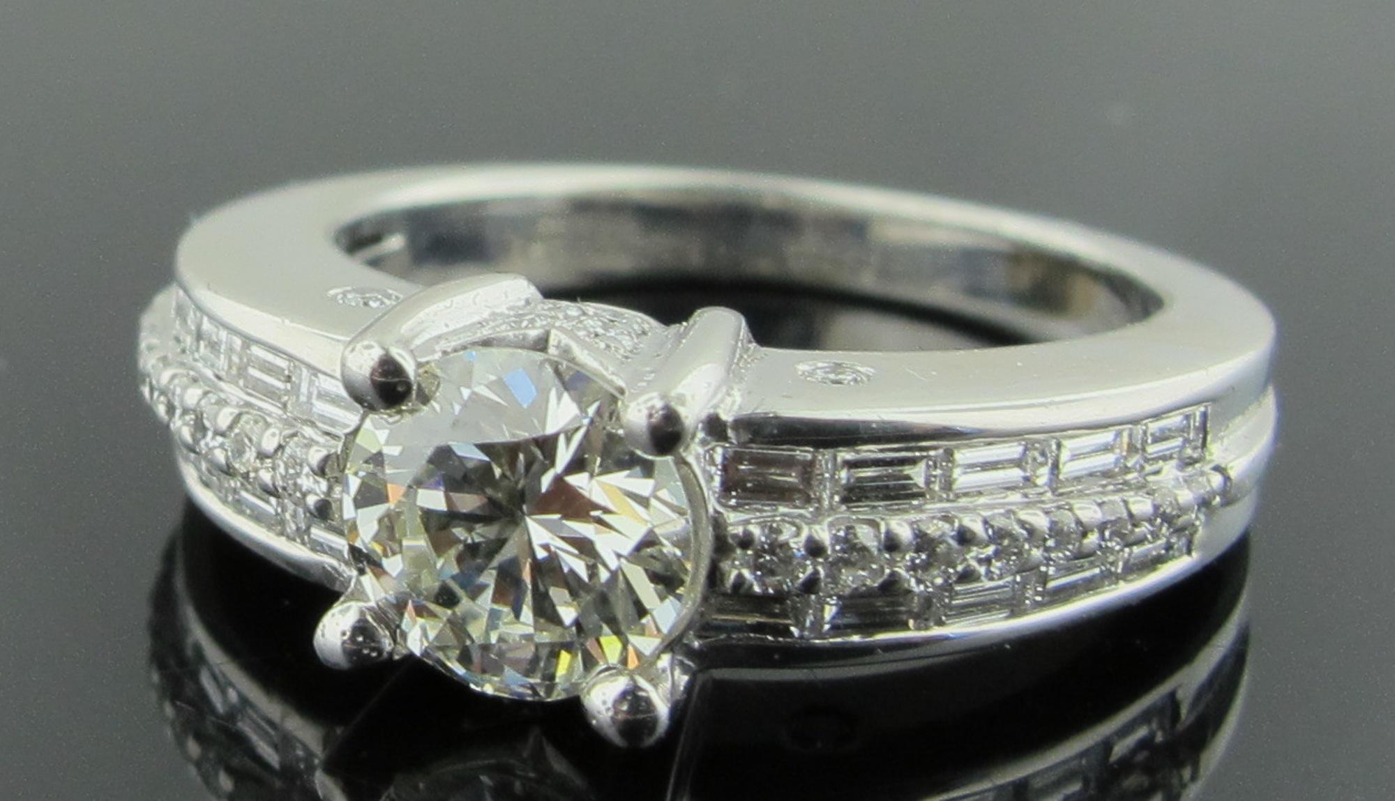 1.03 Carat Center Diamond in 18 Karat White Gold with 0.82 Carat of Diamonds In Excellent Condition For Sale In Palm Desert, CA