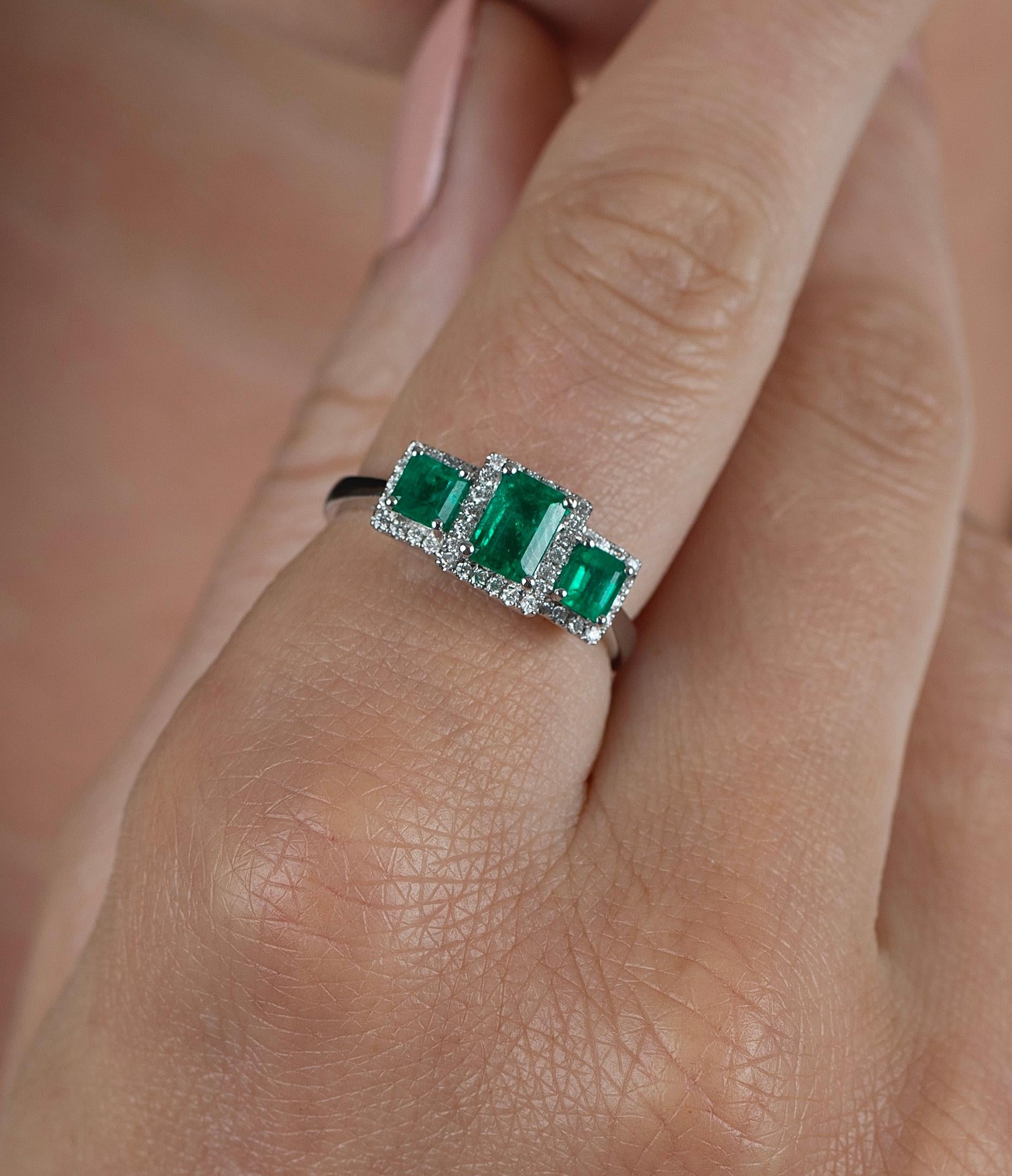 Esmeralda colombiana de 1,03 quilates, diamante y anillo de tres piedras de oro blanco de 18 quilates Corte esmeralda