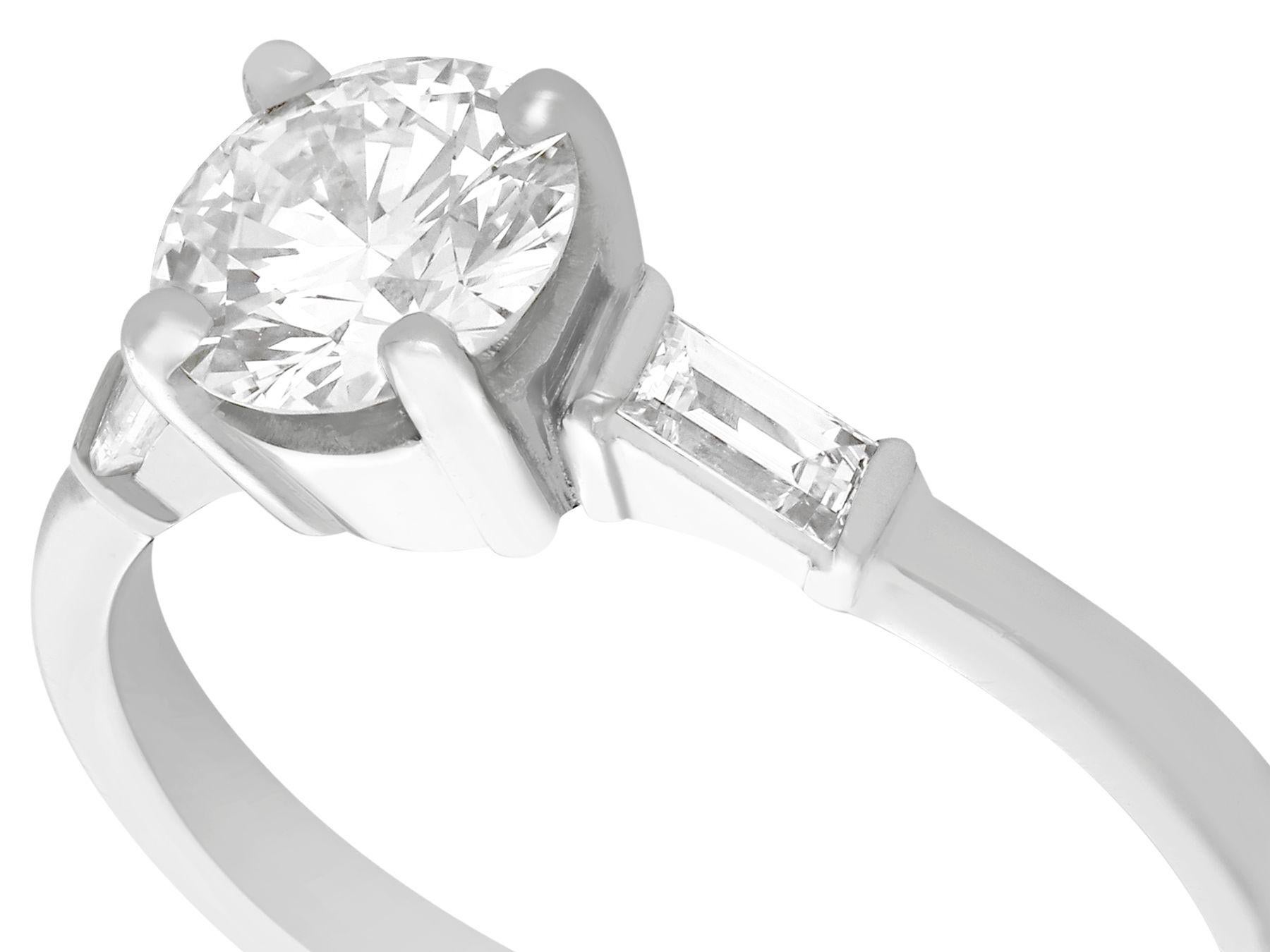 Taille ronde Bague de fiançailles solitaire en platine avec diamant de 1,03 carat - style Art déco en vente