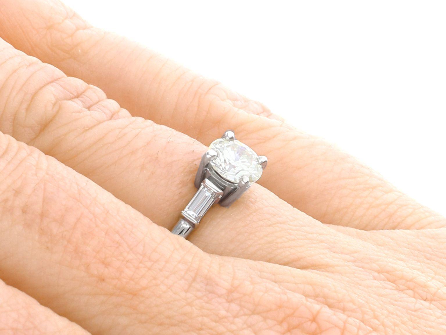 Bague de fiançailles solitaire en platine avec diamant de 1,03 carat - style Art déco en vente 3