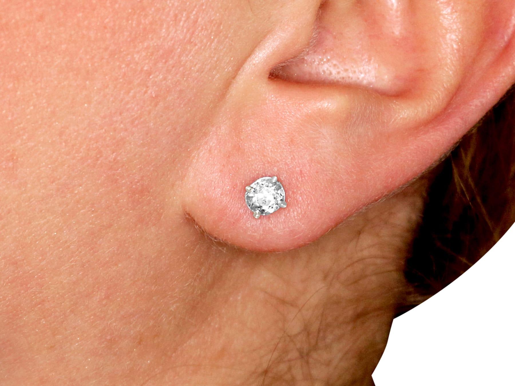 1.03 Carat Diamond Stud Earrings in Platinum For Sale 1
