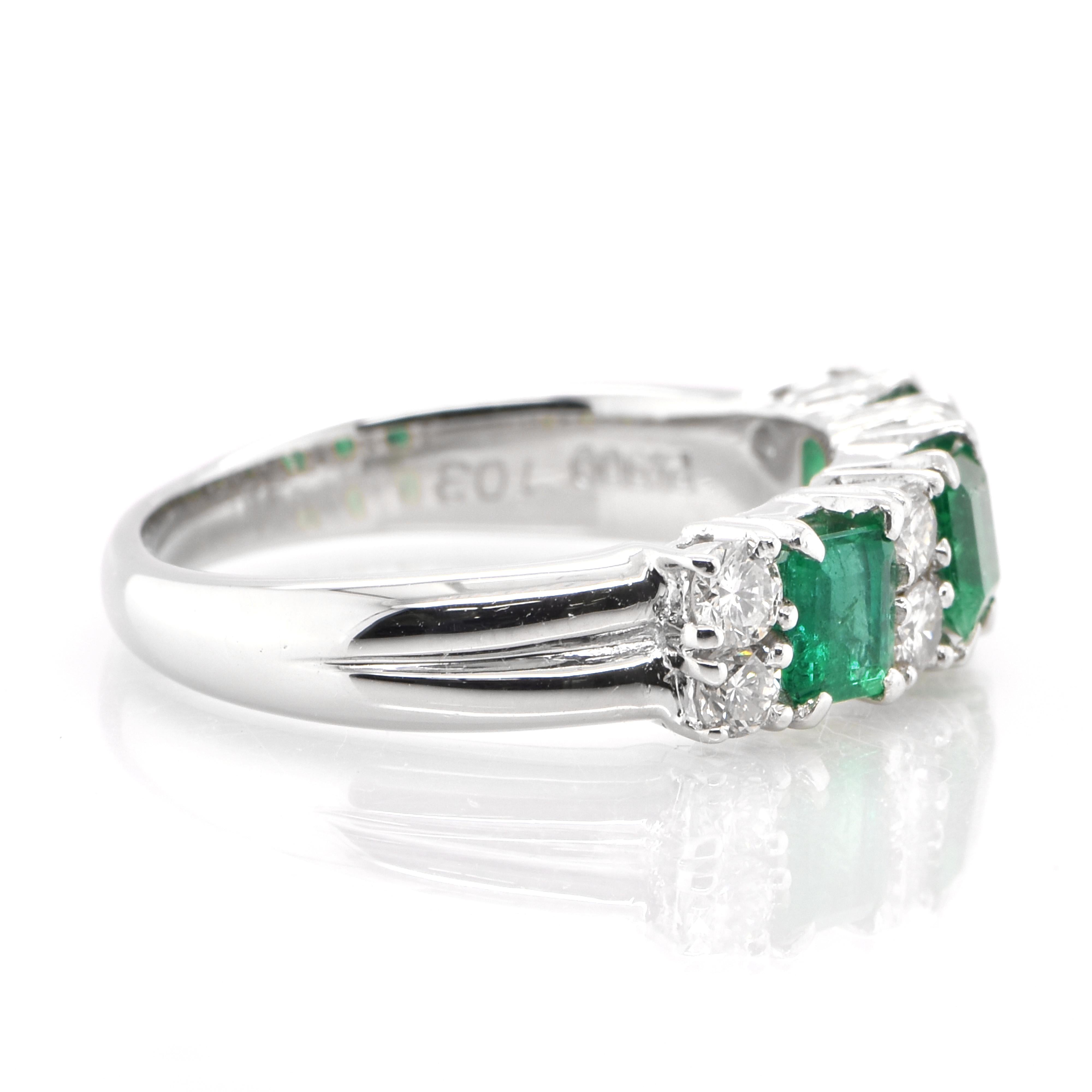 1.03 Carat Emerald and Diamond Half-Eternity Ring Set in Platinum In New Condition In Tokyo, JP