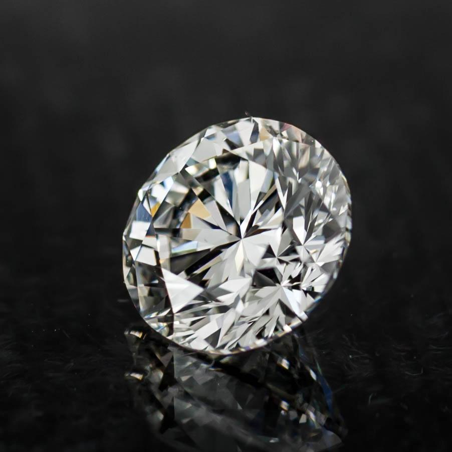 Informations générales sur le diamant
Taille du diamant : Rond
Dimensions : 6.35  x  6.27  -  4.08 mm

Résultats de la classification des diamants
Poids en carats : 1,03
Grade de couleur : G
Degré de clarté : SI1
Grade de coupe :  Bon

Informations