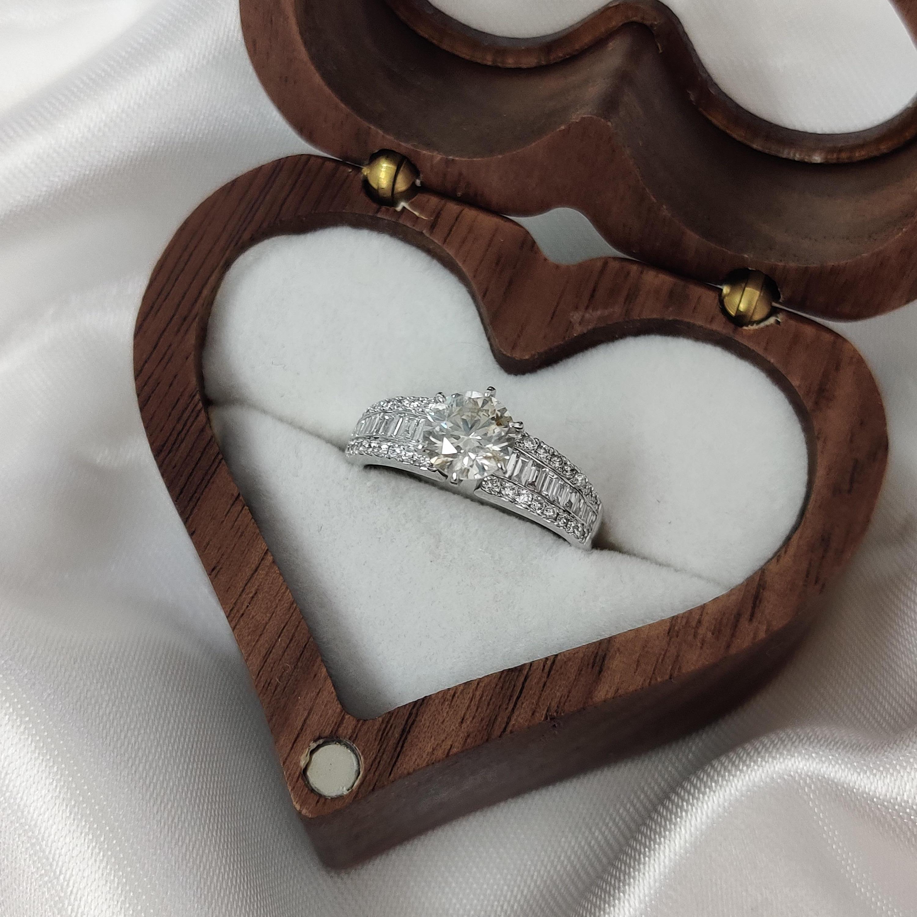 Bague de fiançailles solitaire en or blanc 18 carats avec diamant naturel de 1,03 carat en vente 4