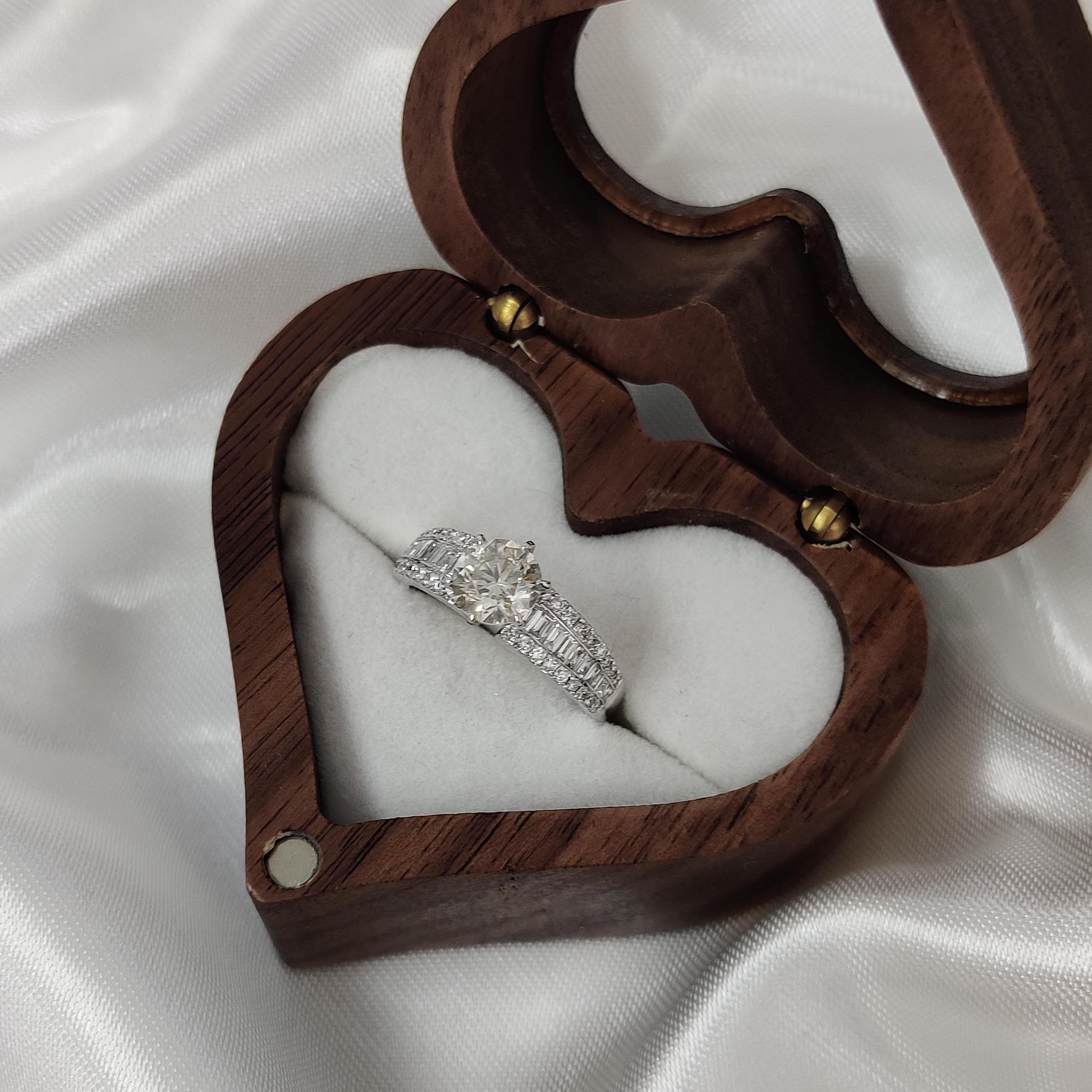 Bague de fiançailles solitaire en or blanc 18 carats avec diamant naturel de 1,03 carat en vente 2