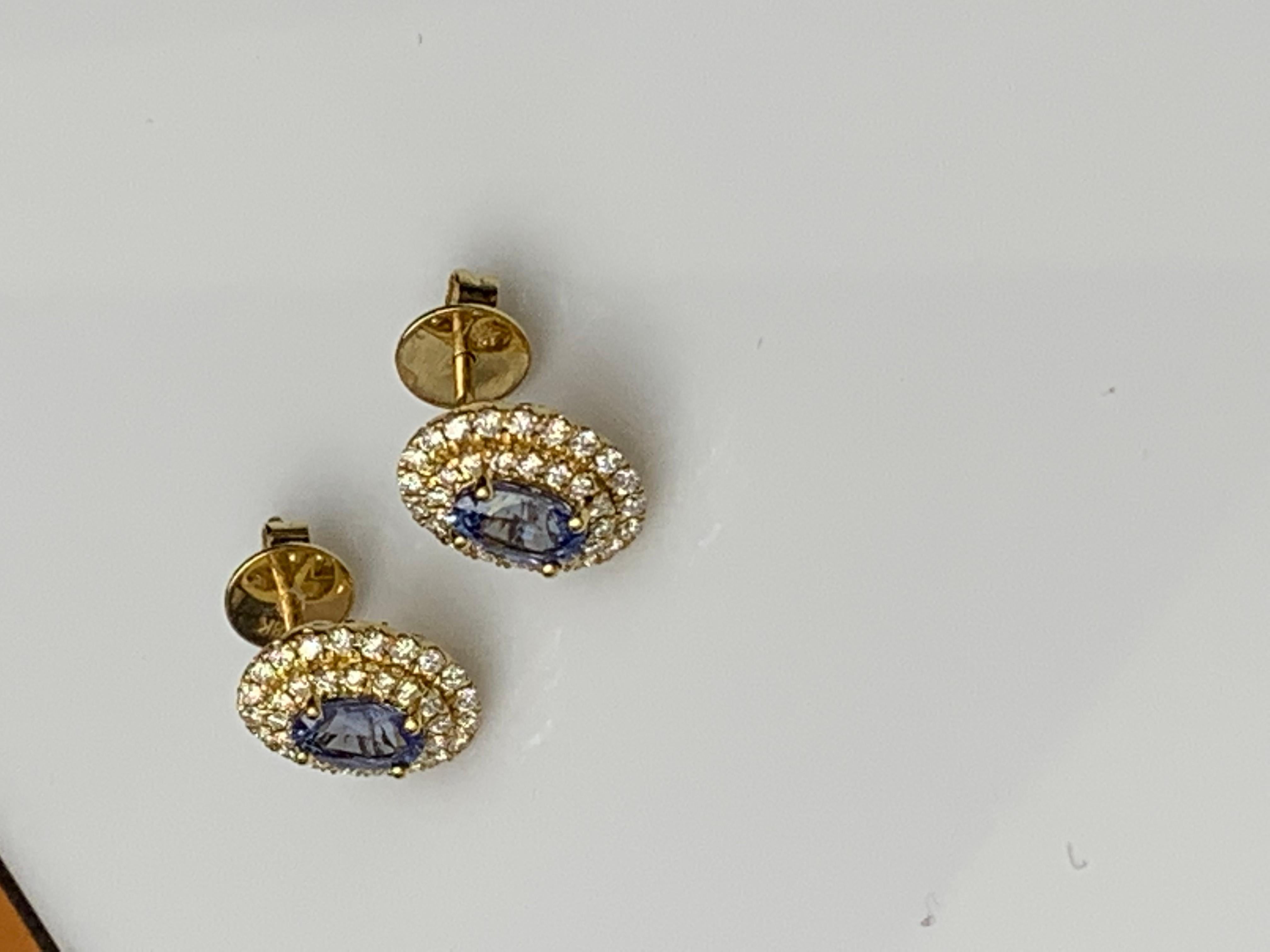 Clous d'oreilles en or jaune 18 carats avec saphir bleu taille ovale de 1,03 carat et diamants en vente 1