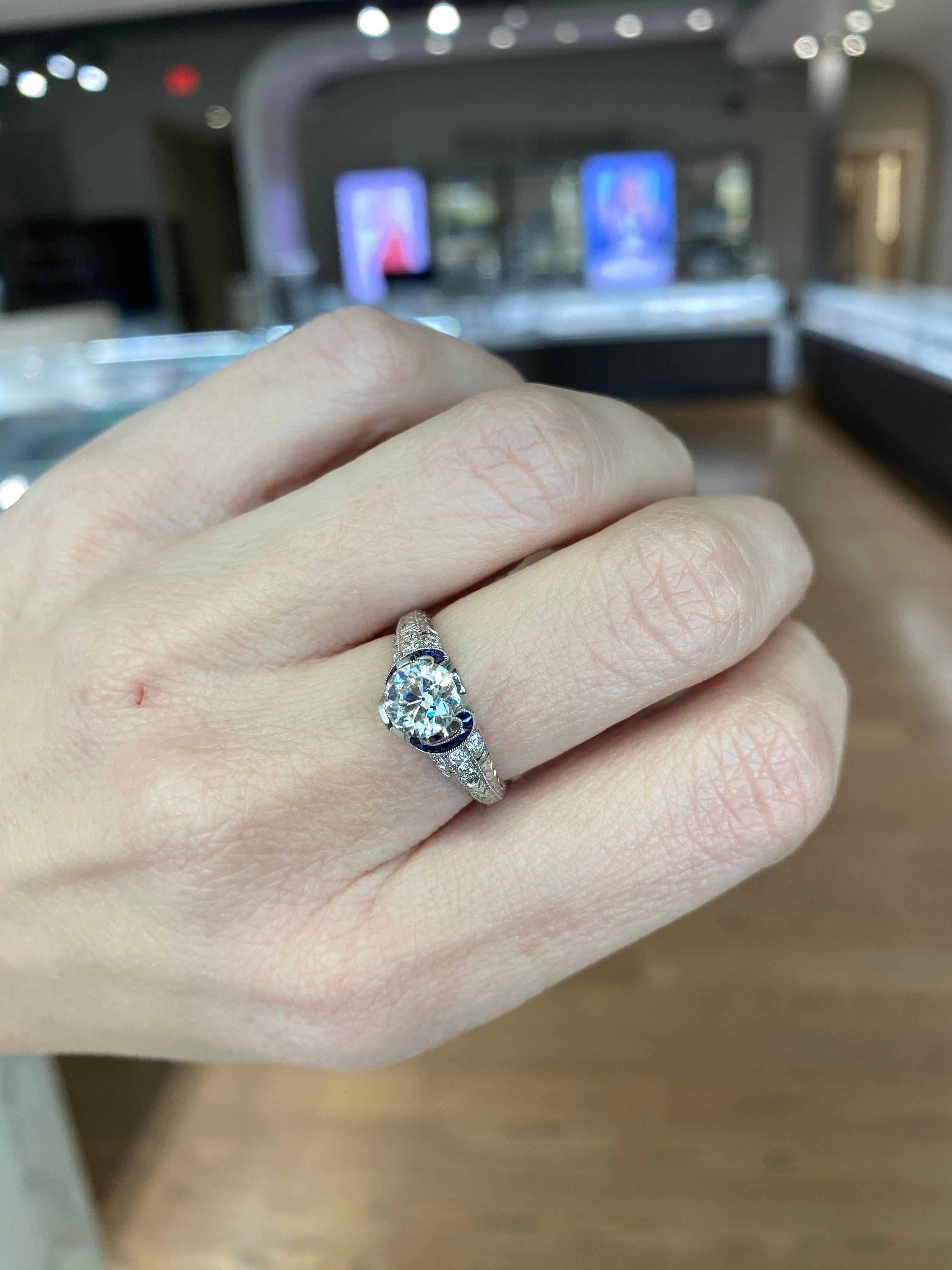 Anillo de inspiración vintage con diamante redondo de 1,03 quilates y zafiro de 0,21 quilates en venta 6
