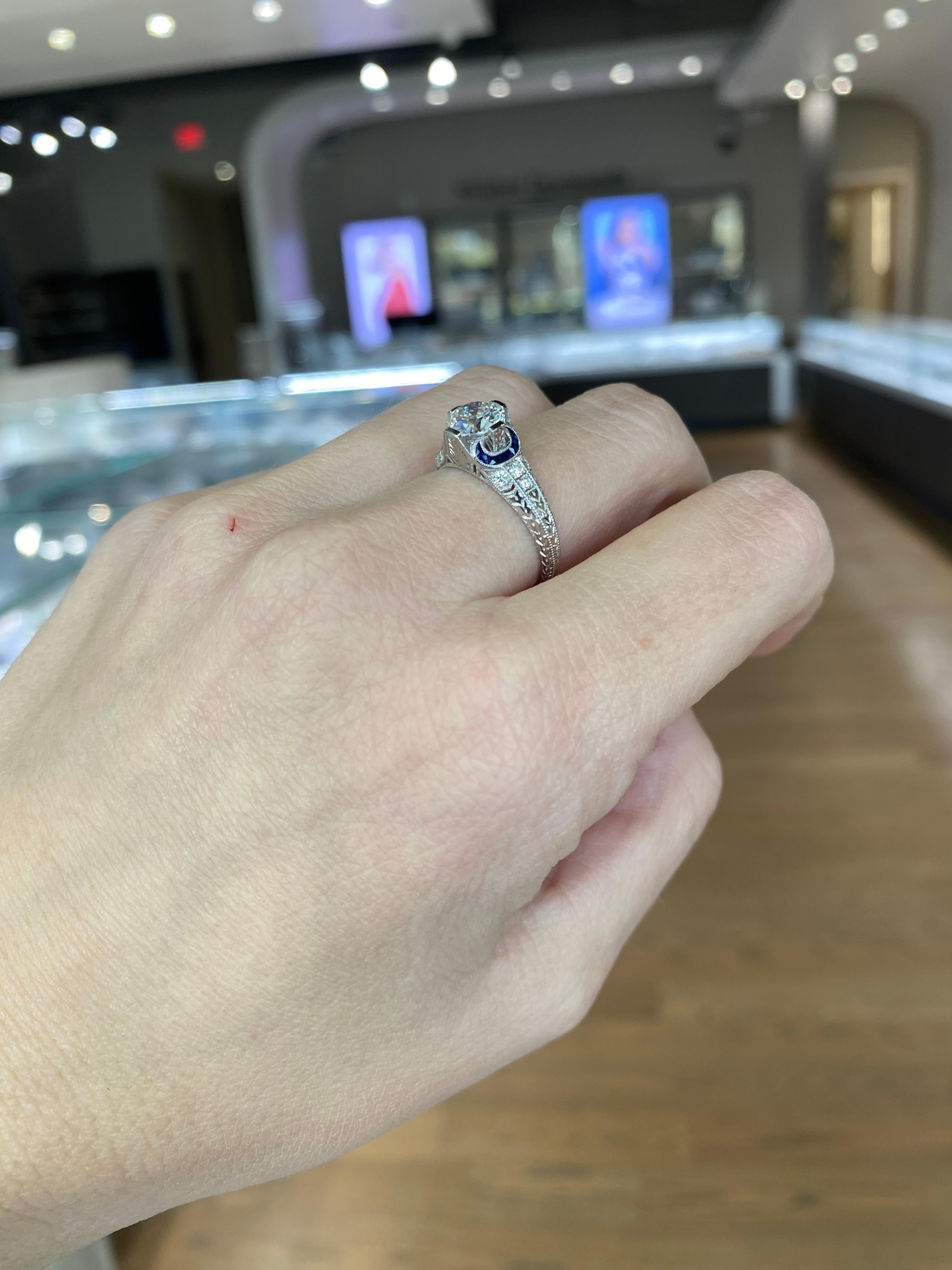 Anillo de inspiración vintage con diamante redondo de 1,03 quilates y zafiro de 0,21 quilates en venta 10