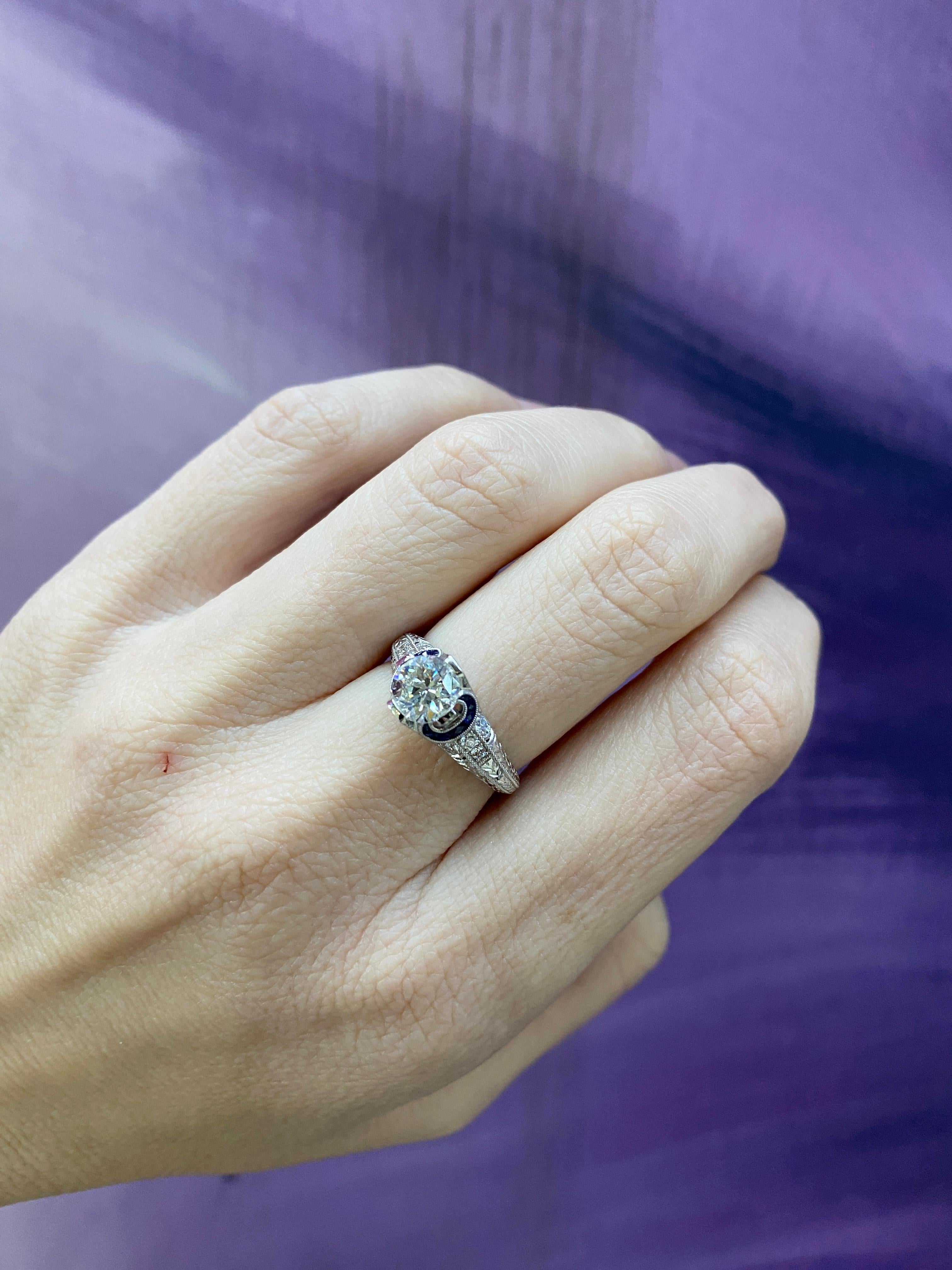 Anillo de inspiración vintage con diamante redondo de 1,03 quilates y zafiro de 0,21 quilates en venta 11