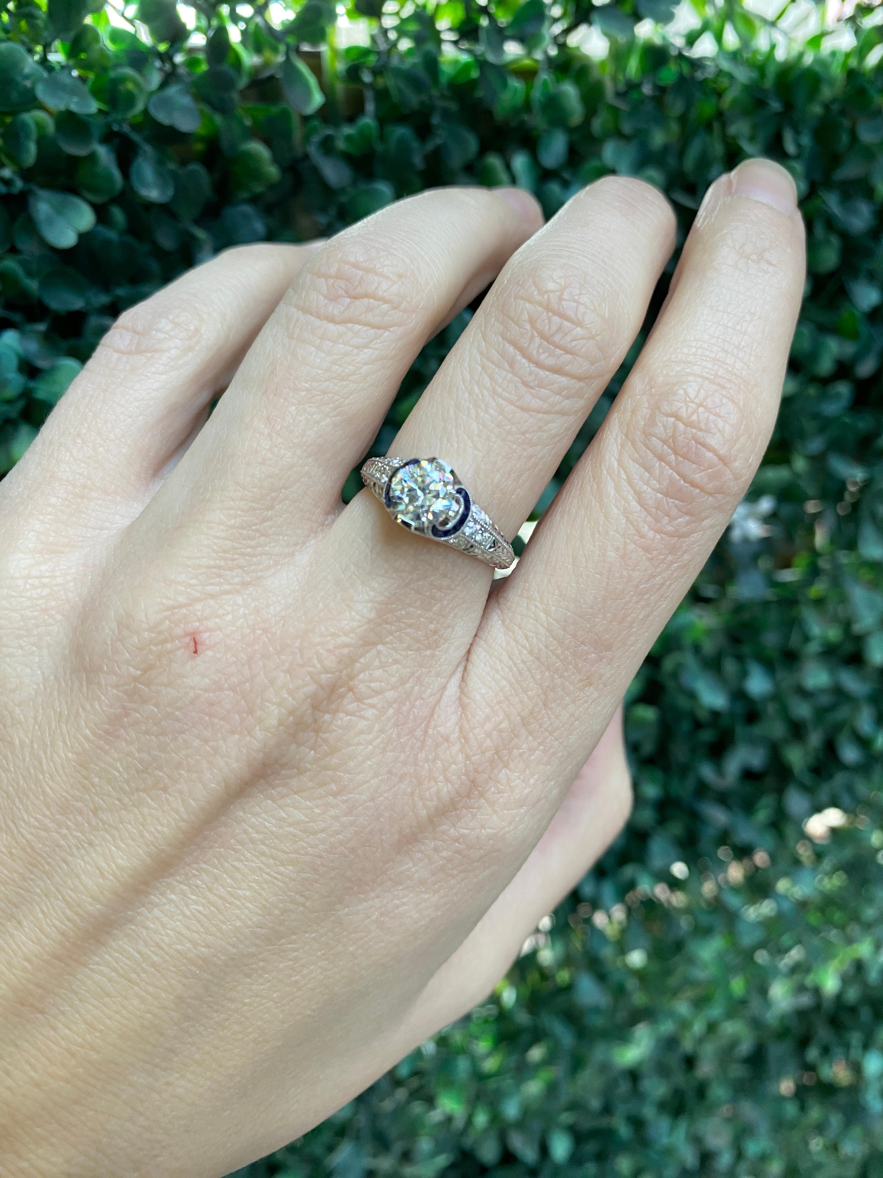 Anillo de inspiración vintage con diamante redondo de 1,03 quilates y zafiro de 0,21 quilates en venta 13