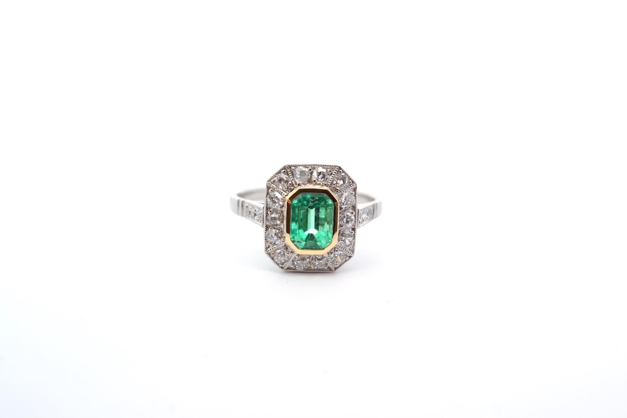 Stones: Emerald of 1.03cts, 20 diamonds: 0.60ct
Material: Platinum and yellow gold
Dimensions: 1.3cm x 1.1cm
Weight: 4.4g
Period: Art Deco style
Size: 54 (free sizing)
Certificate
Ref. : 25021 25161