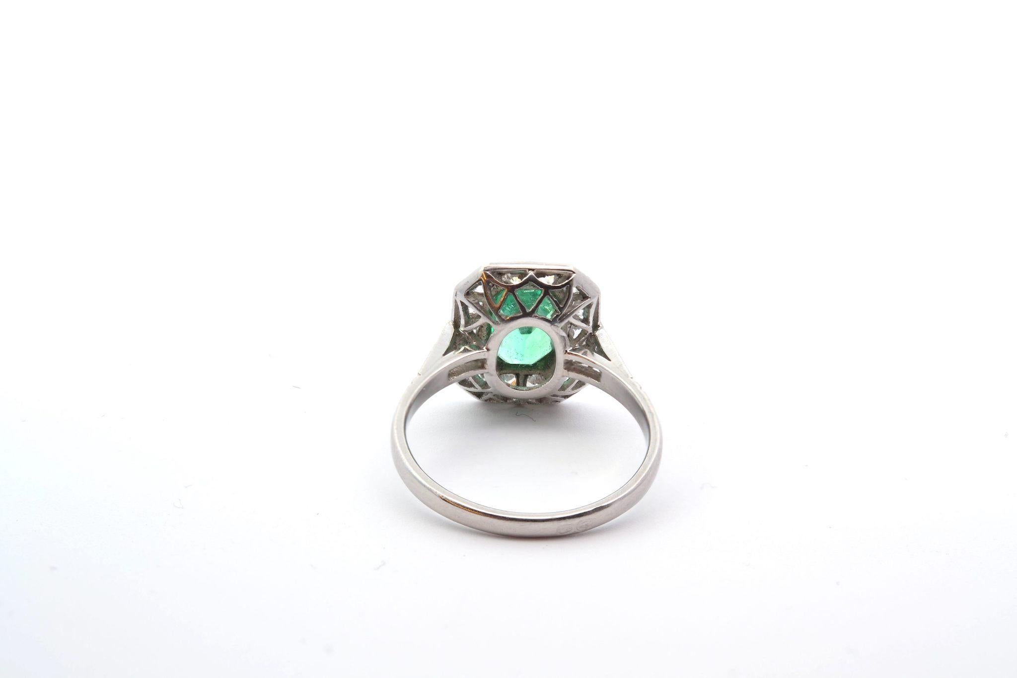  1.03 carats emerald ring with diamonds  In Good Condition For Sale In PARIS, FR